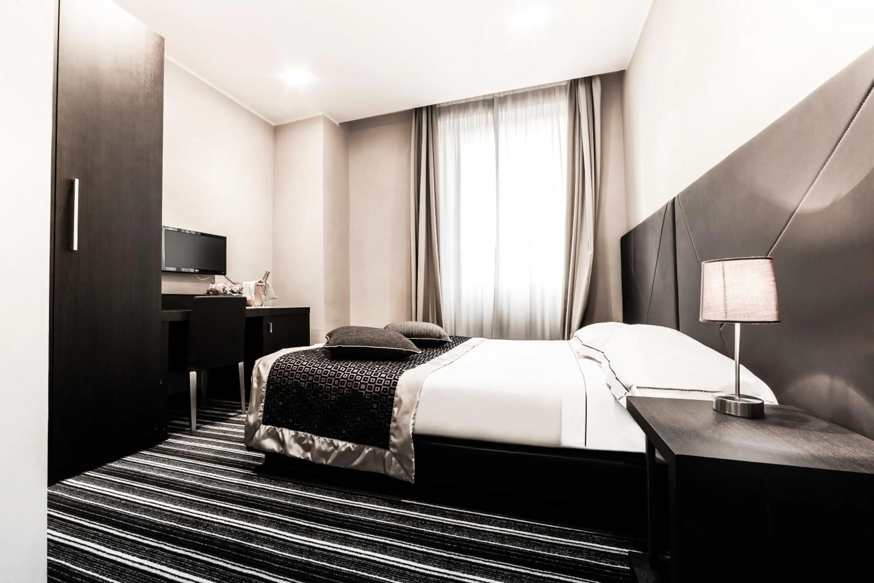 Photo of the whole room, Bed in Hotel Principe Di Torino