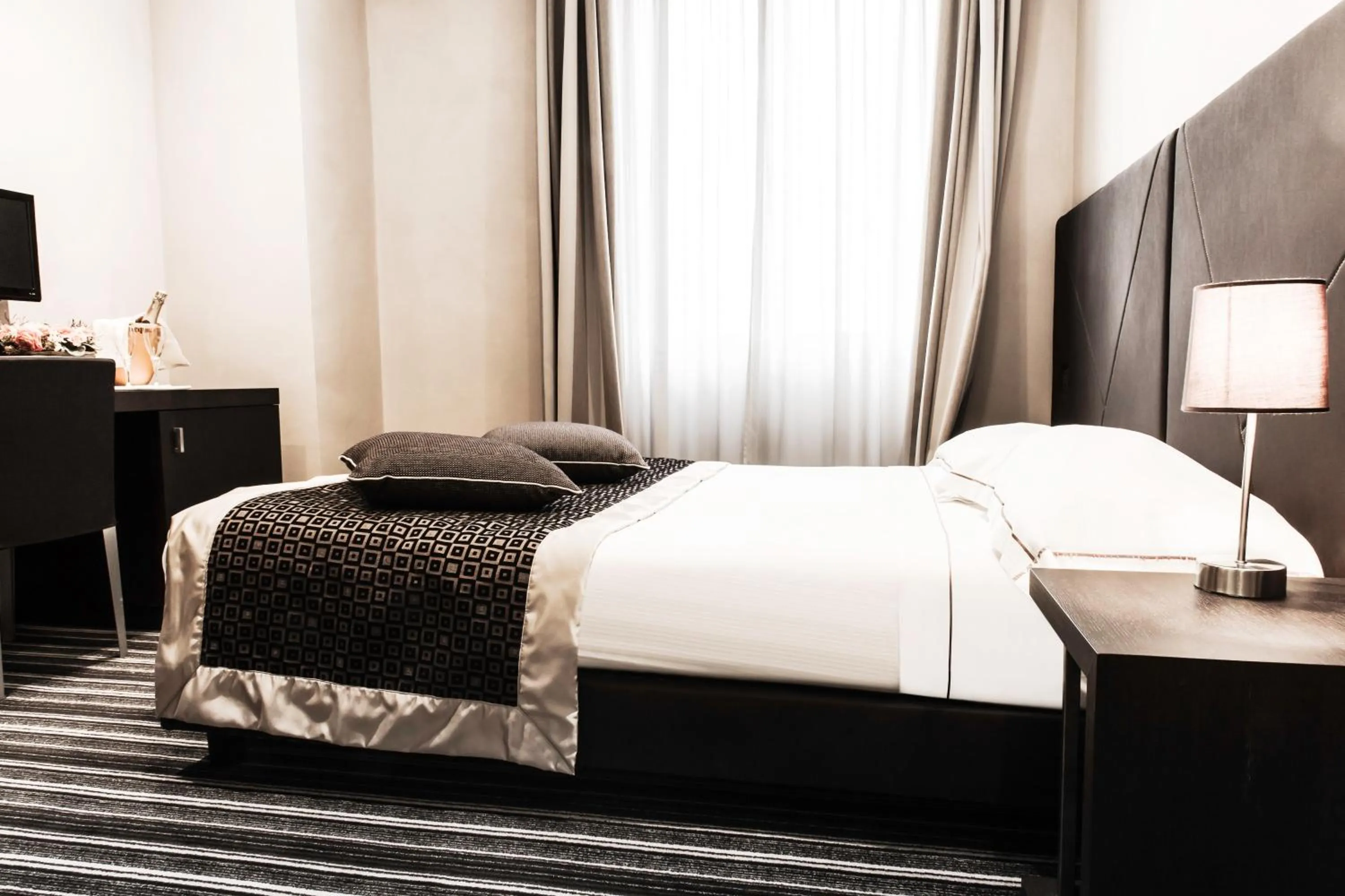 Photo of the whole room, Bed in Hotel Principe Di Torino