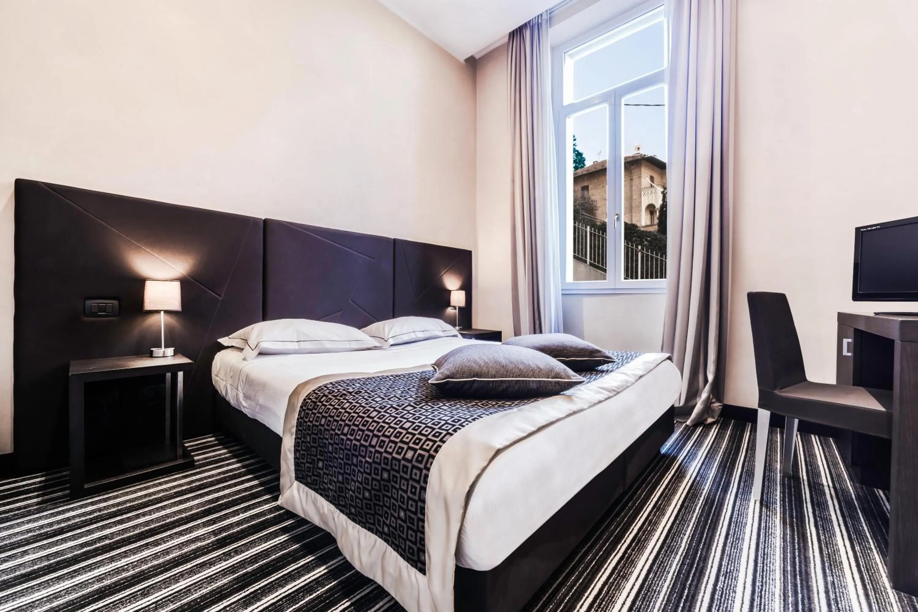 Photo of the whole room, Bed in Hotel Principe Di Torino