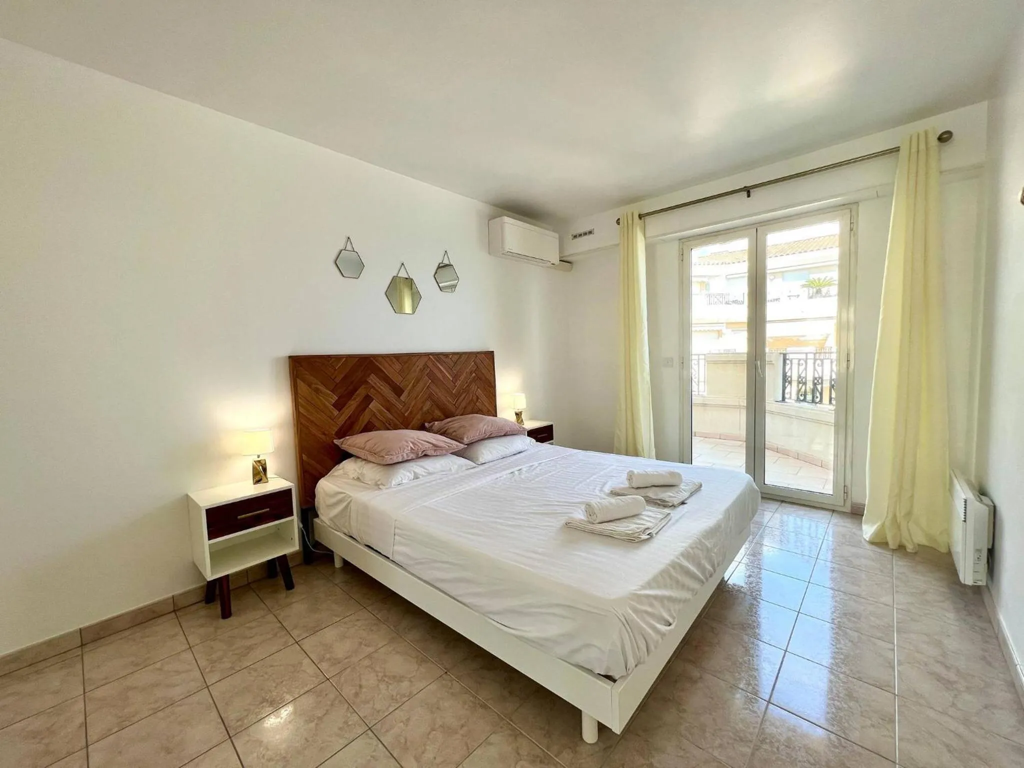 Other, Bed in 'Le Victoria Beach' Vue Mer Plein Centre, Spacieux