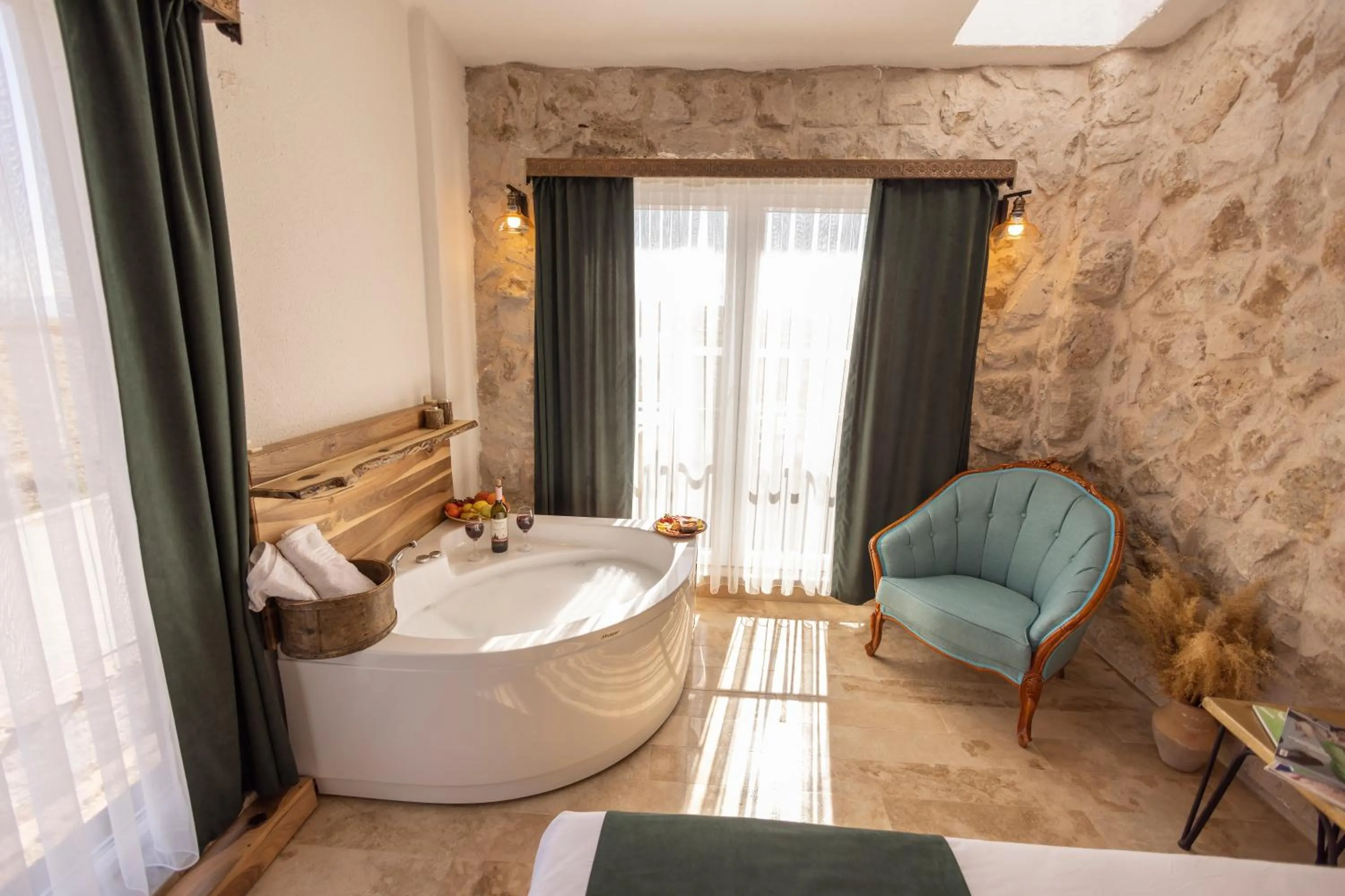 Hot Tub, Bed in Soleado Cappadocia Hotel