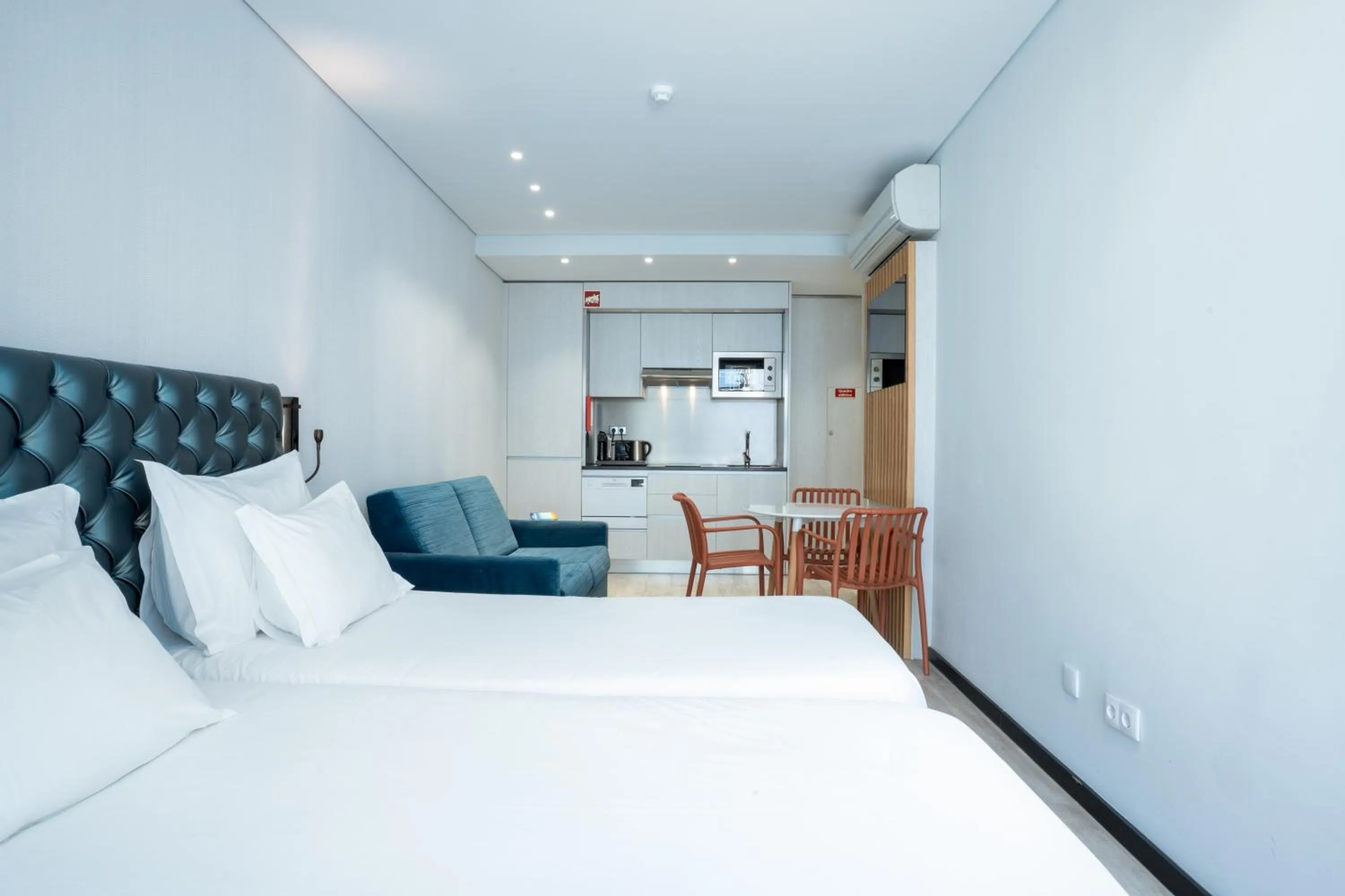 Kitchen or kitchenette in Smartr Porto Gaia & Spa