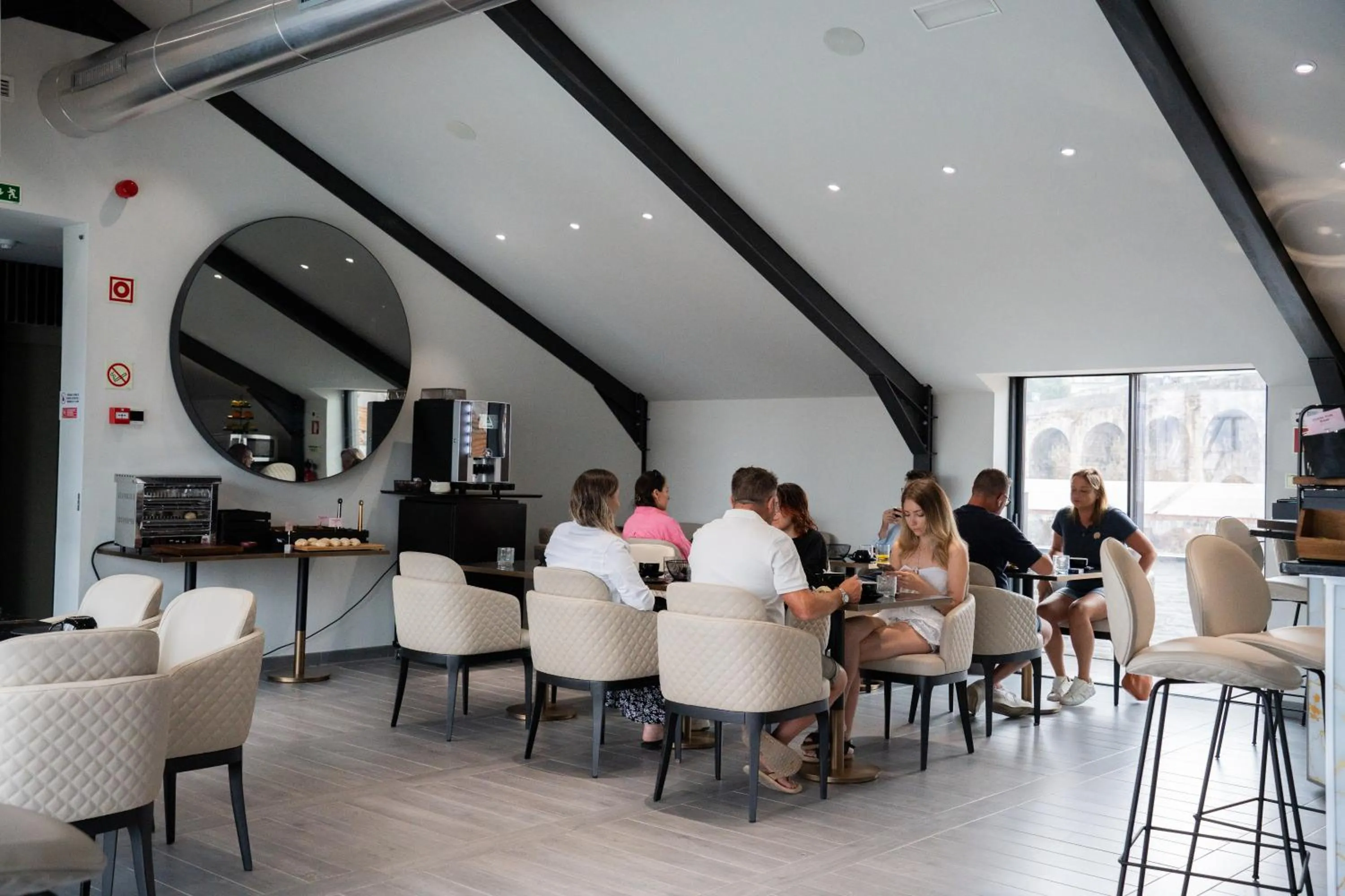 Restaurant/places to eat in Smartr Porto Gaia & Spa