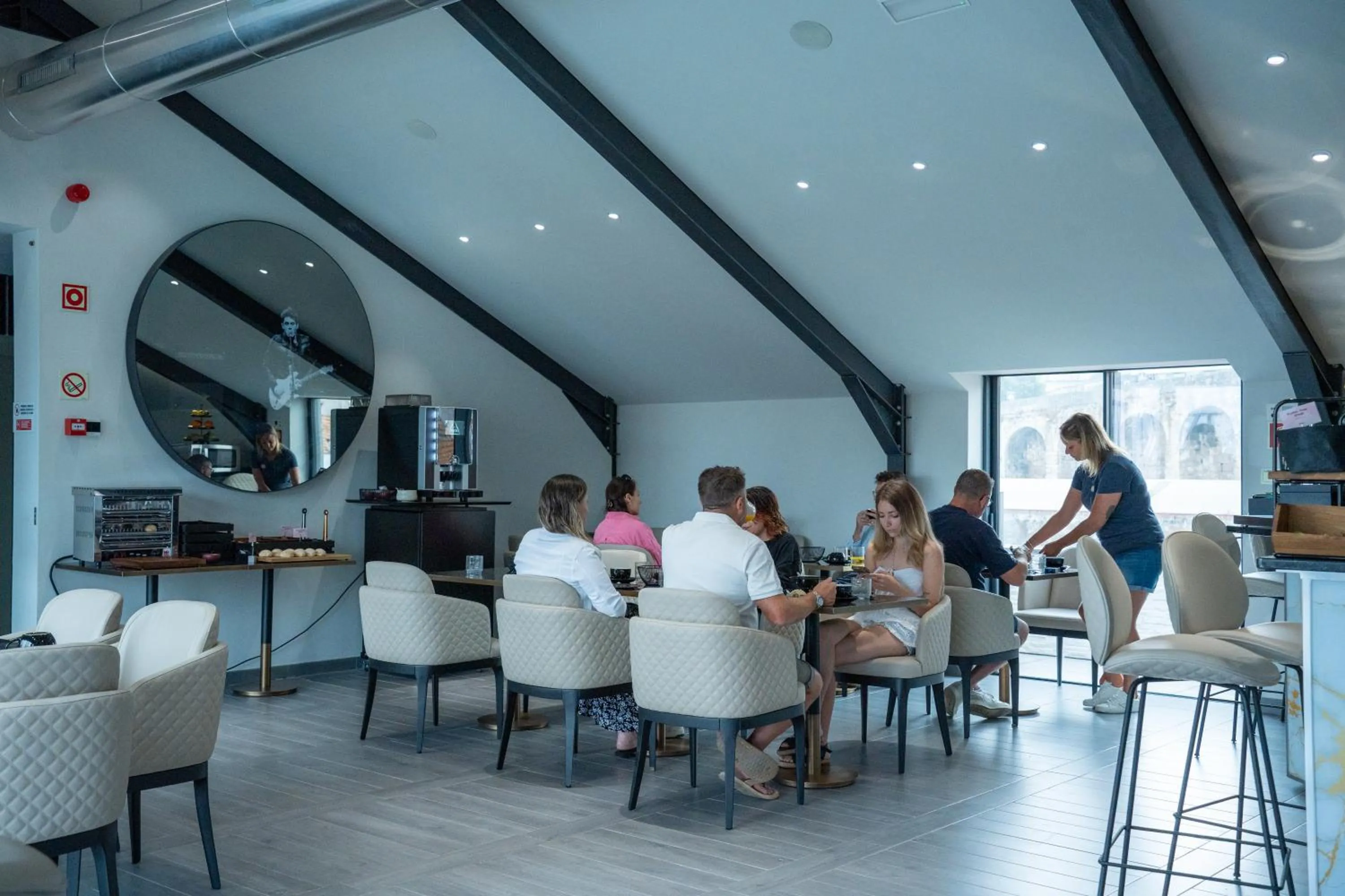 Restaurant/places to eat in Smartr Porto Gaia & Spa