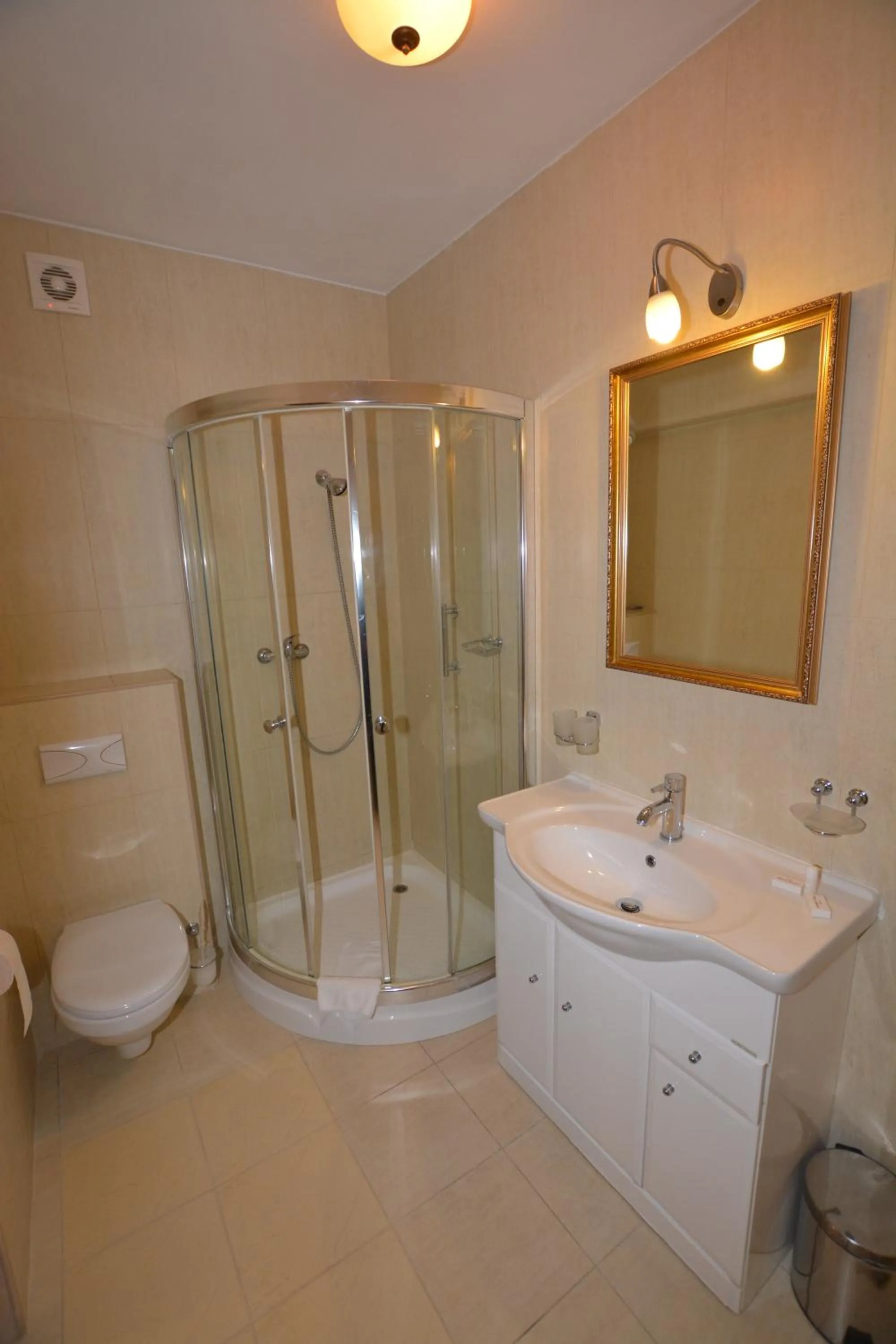 Shower in Hotel Gracja