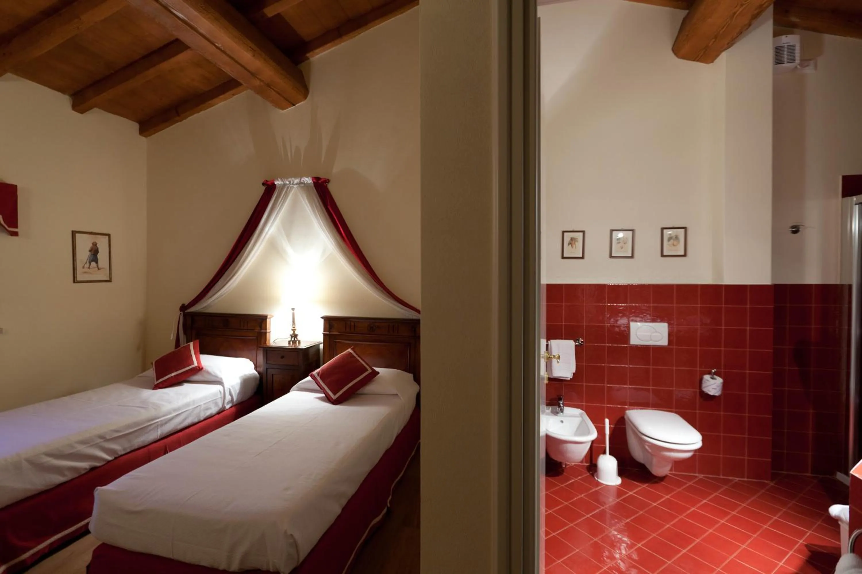 Bathroom, Bed in Apartments Relais Corte Paradiso