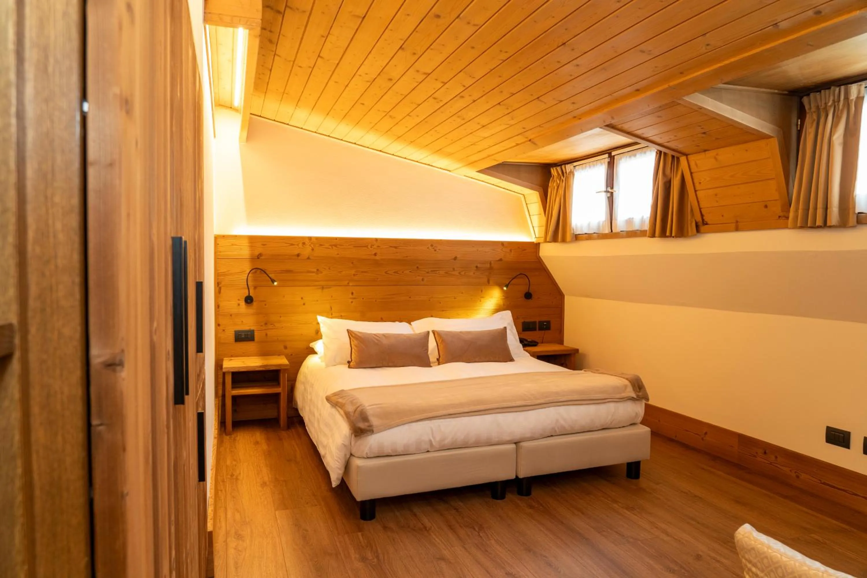 fireplace, Bed in Palace Hotel Wellness & Beauty