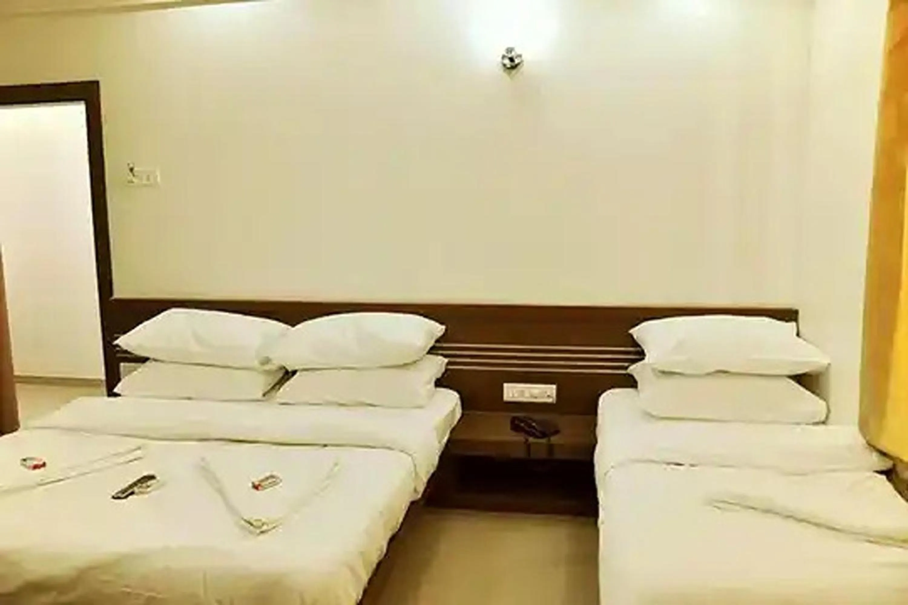 Bedroom, Bed in Hotel Lotus Inn near Udaipur City Railway Station