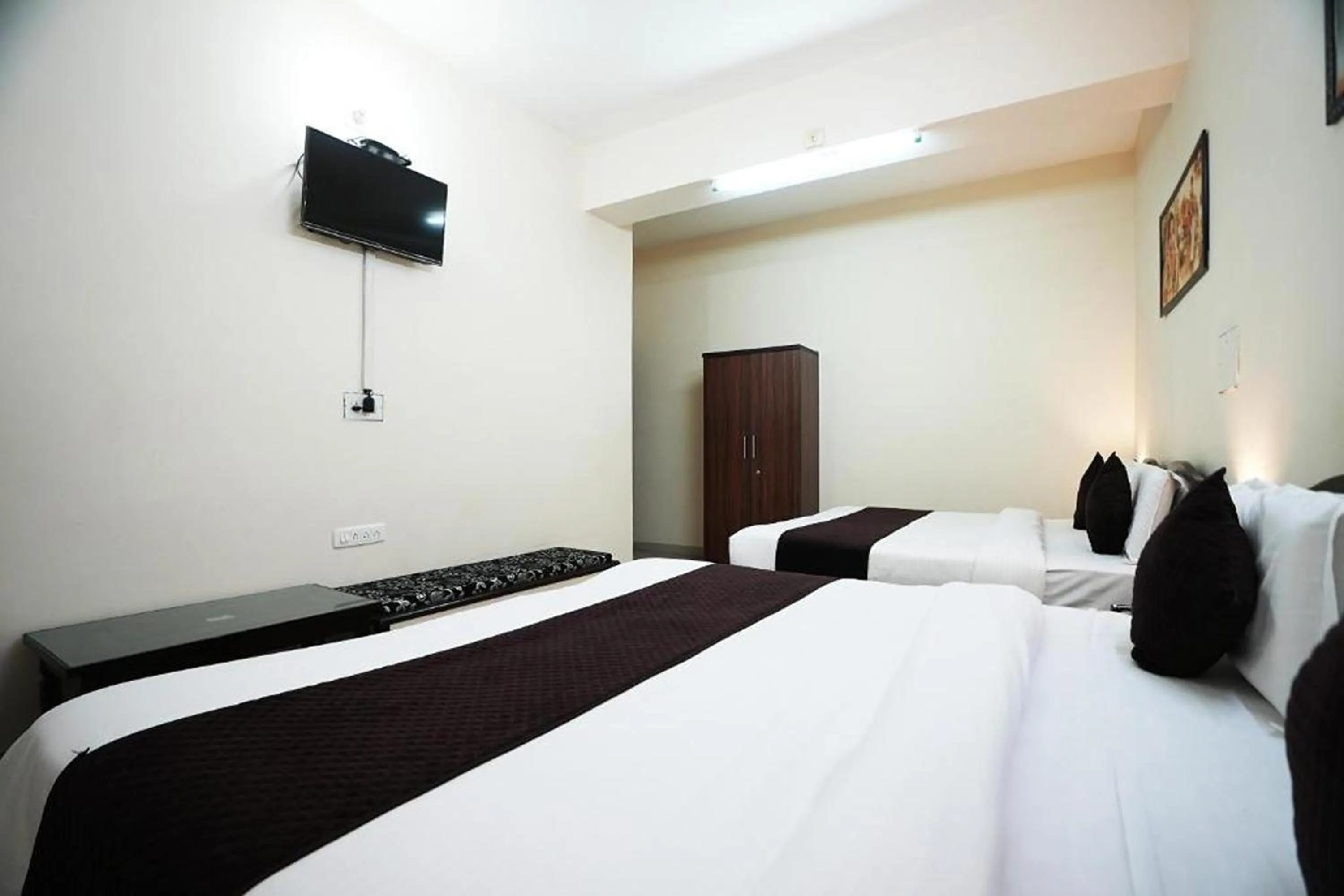 Bedroom, Bed in Hotel Lotus Inn near Udaipur City Railway Station