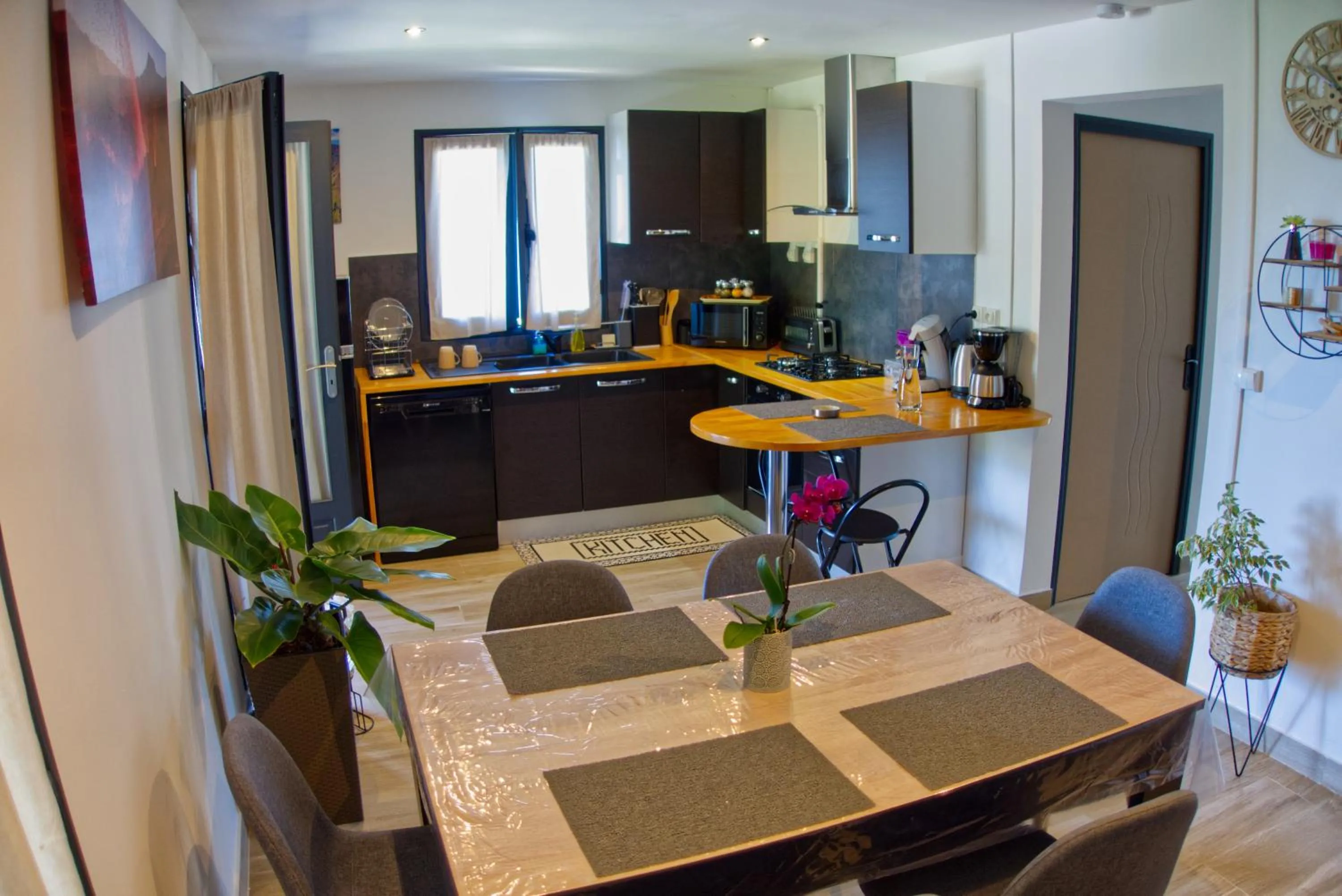 Kitchen or kitchenette in Ka Hema - Maison entière avec Jacuzzi et vue sur mer