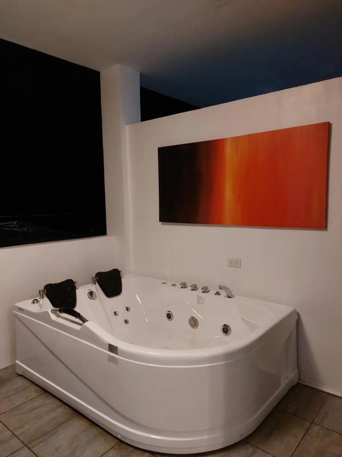 Hot Tub in Bonsai Jacuzzi Suites