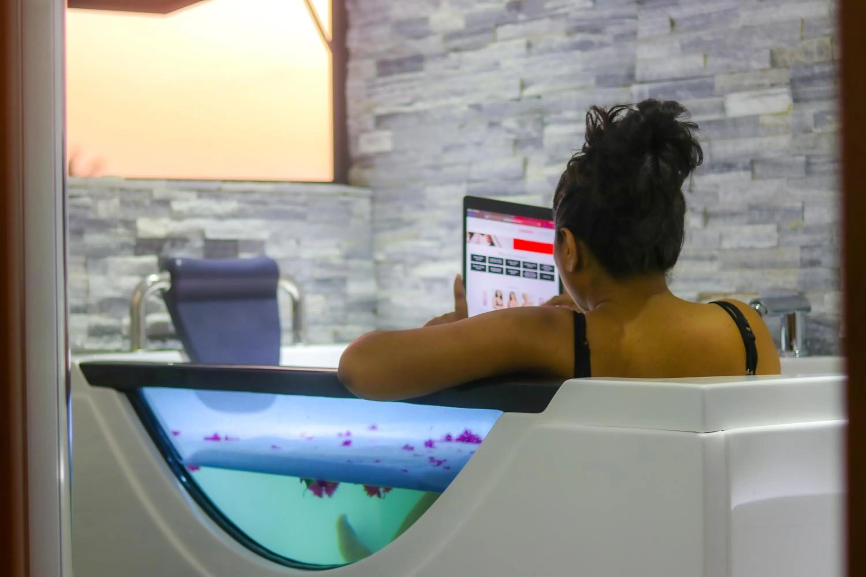 Hot Tub in Ari Grand Hotel & Spa