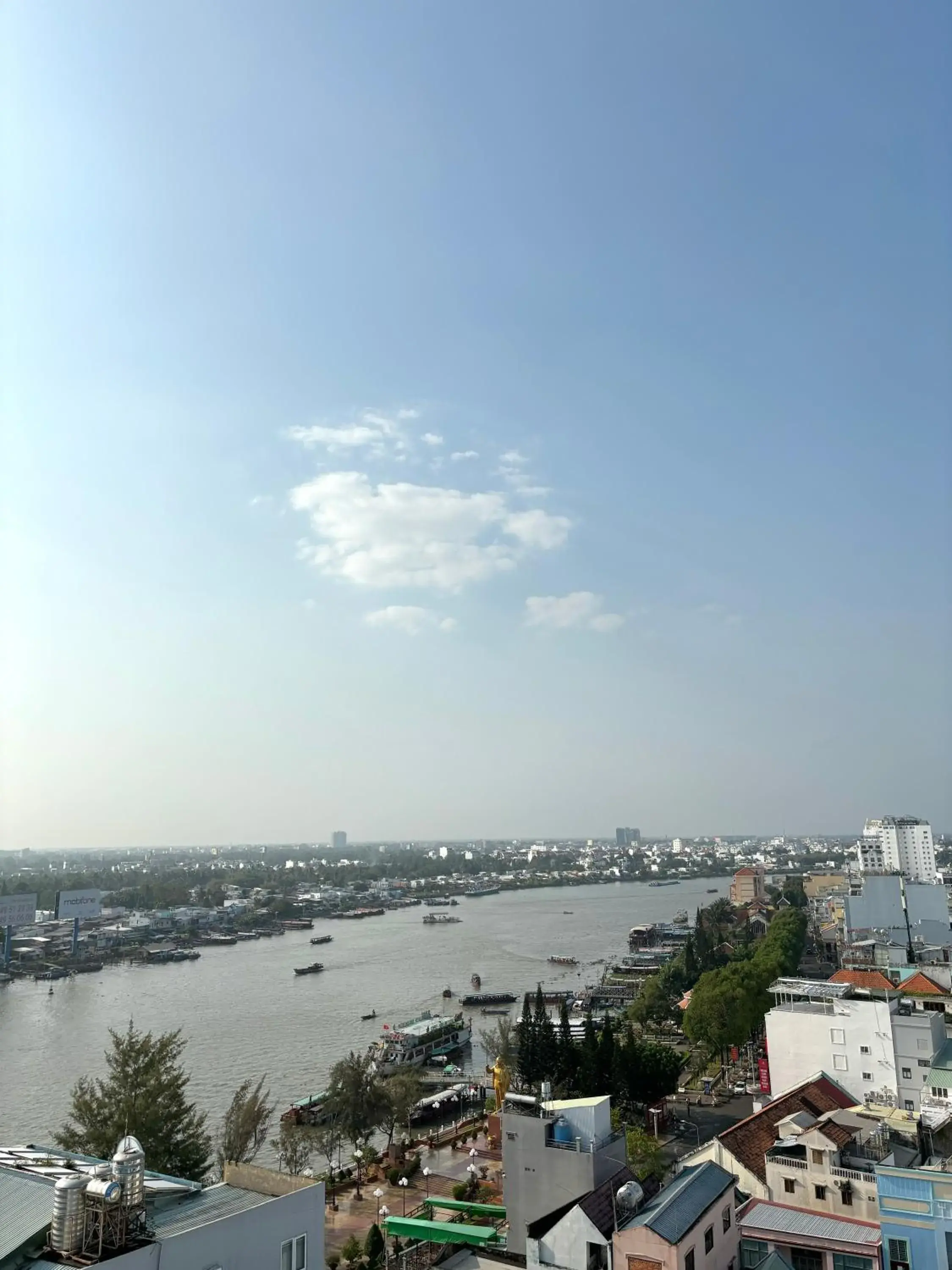 Deluxe Triple Room with City View in Kim Tho Hotel Deluxe Triple Room with City View in Kim Tho Hotel