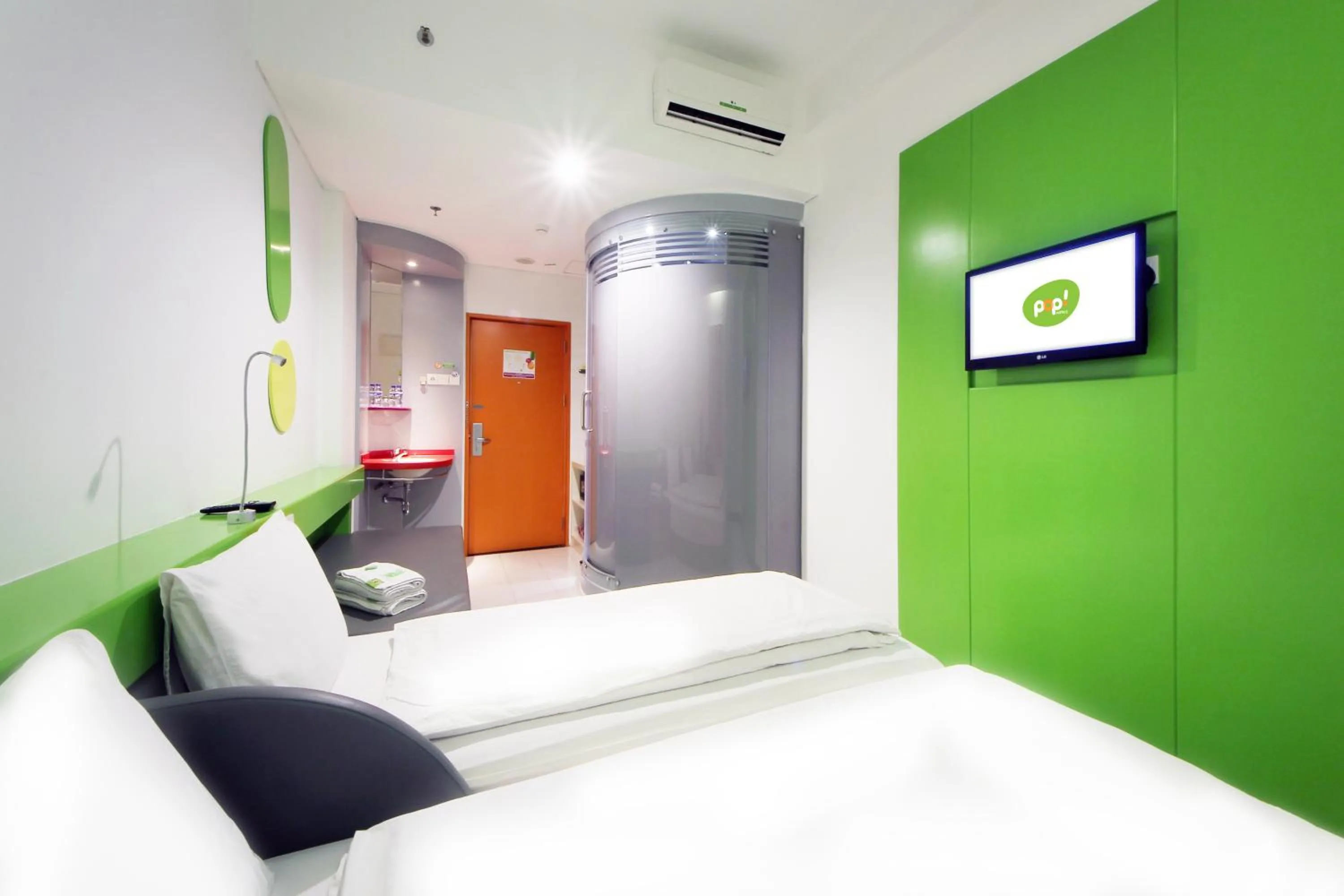 Bedroom, Bed in POP! Hotel Kemang Jakarta