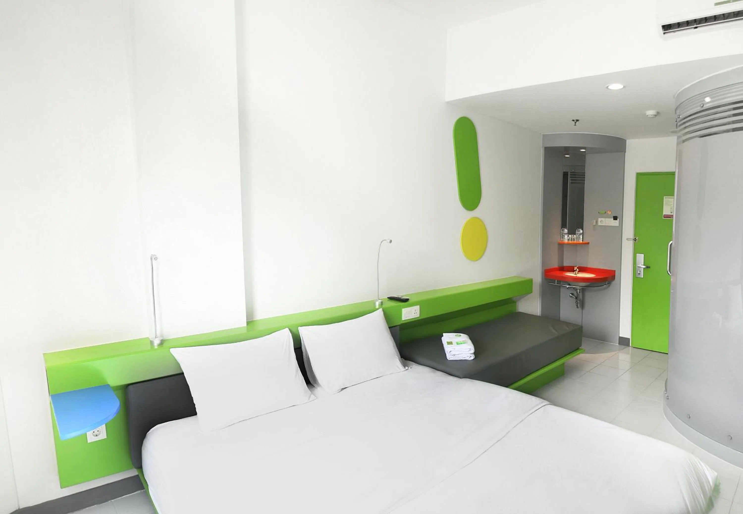 Photo of the whole room, Bed in POP! Hotel Kemang Jakarta