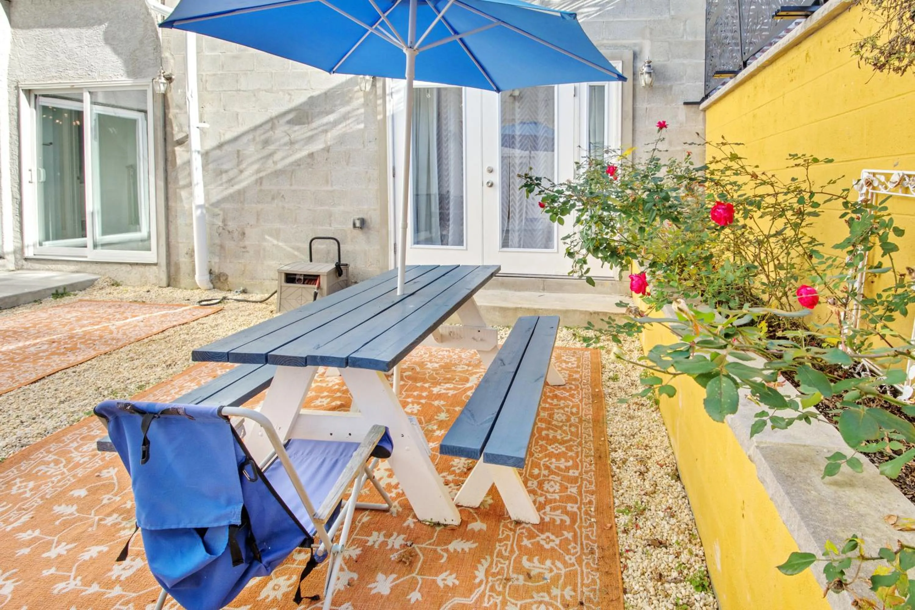 Patio in Spacious Oasis - Parking, Private Patio & Roofdeck