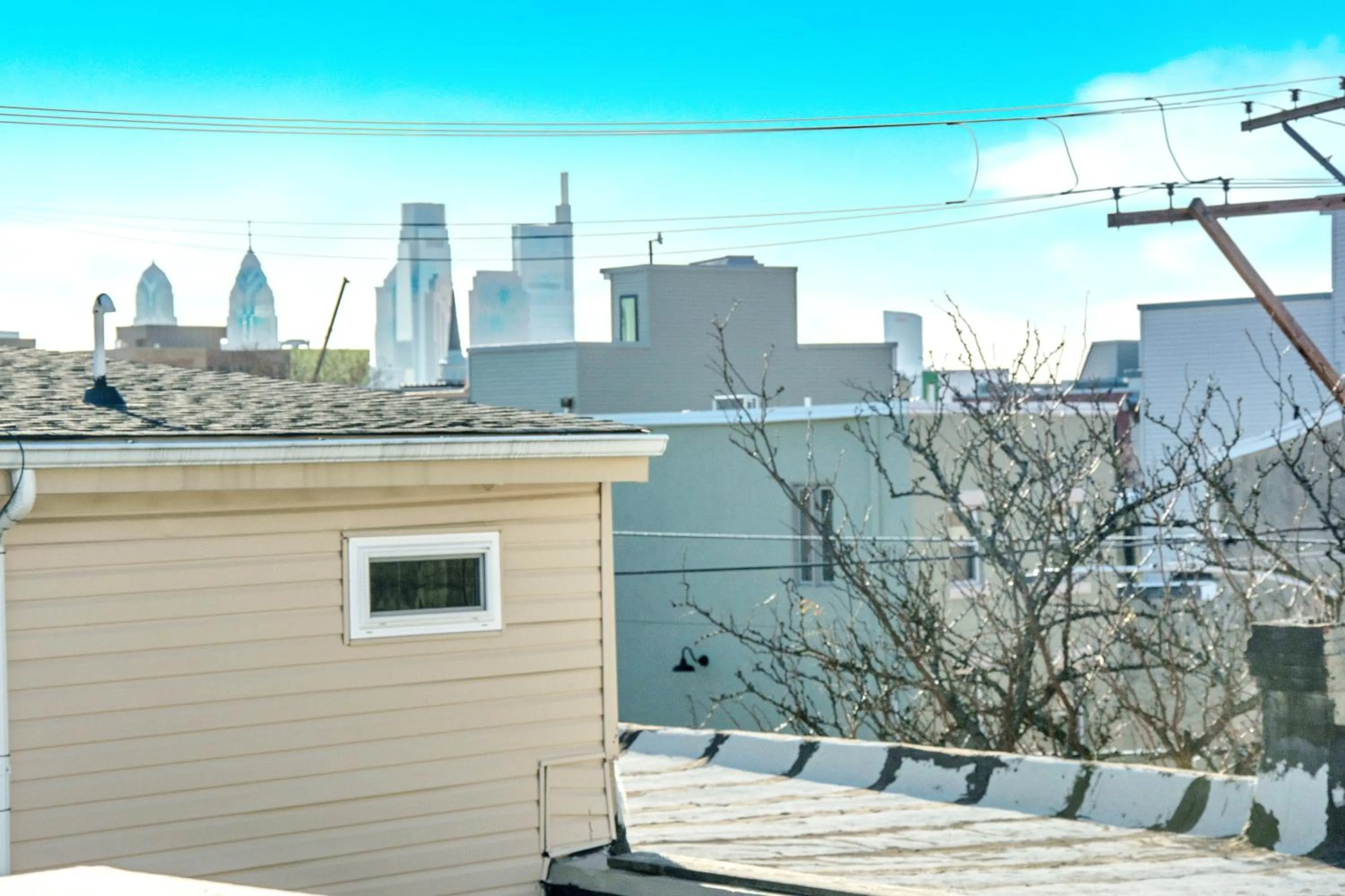 City view in Spacious Oasis - Parking, Private Patio & Roofdeck