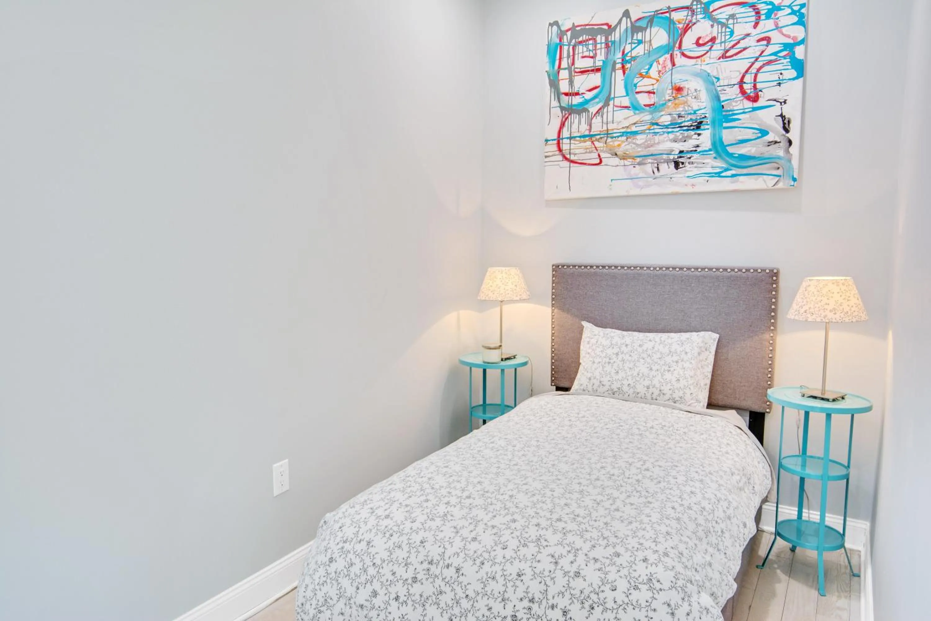 Bed in Spacious Oasis - Parking, Private Patio & Roofdeck