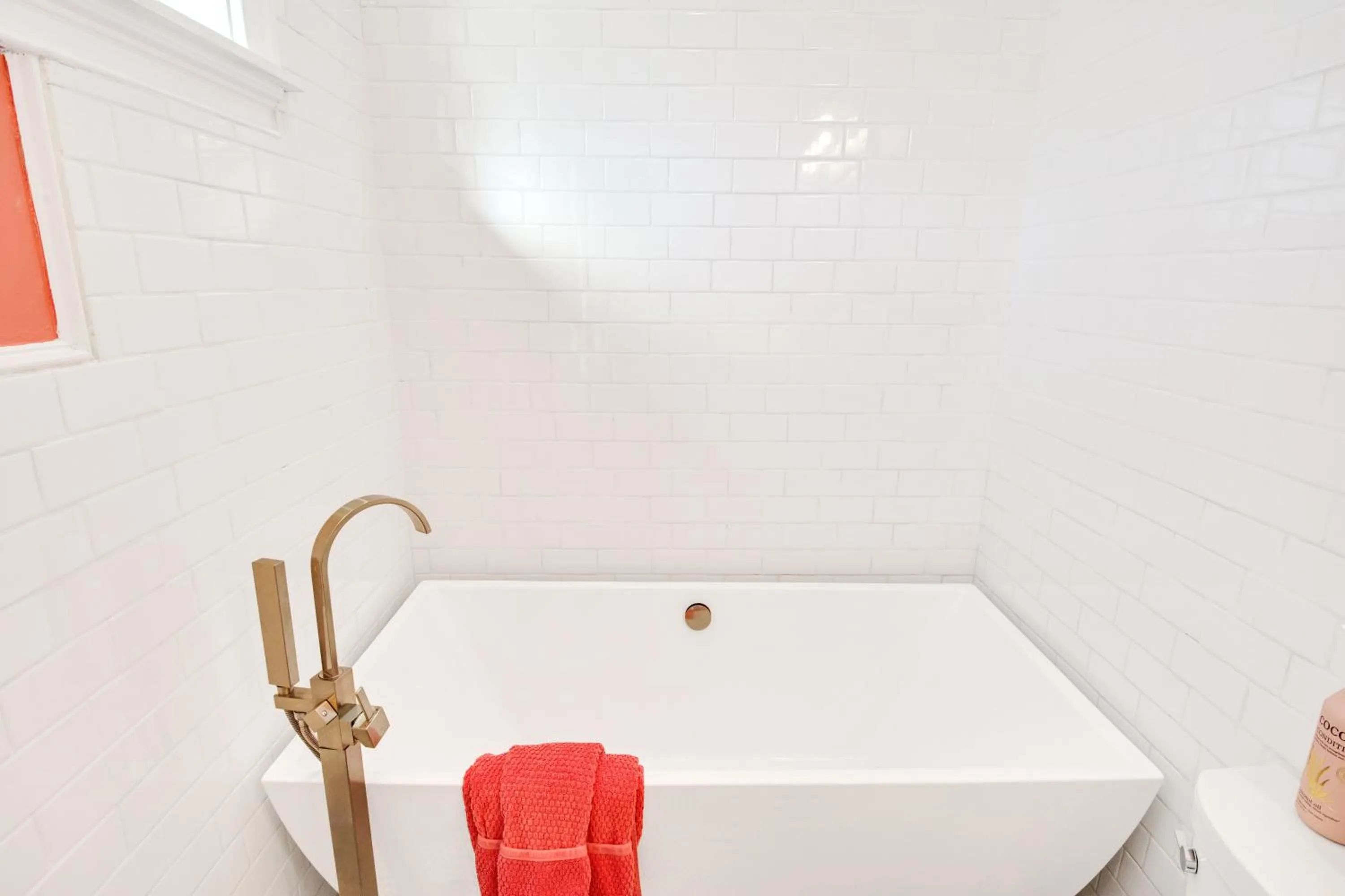 Bath in Spacious Oasis - Parking, Private Patio & Roofdeck