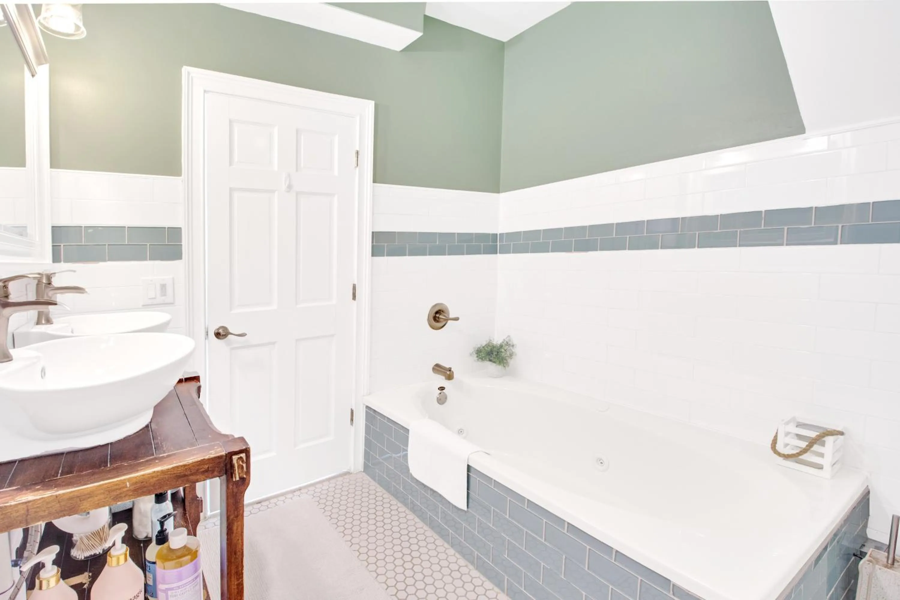 Bathroom in Spacious Oasis - Parking, Private Patio & Roofdeck