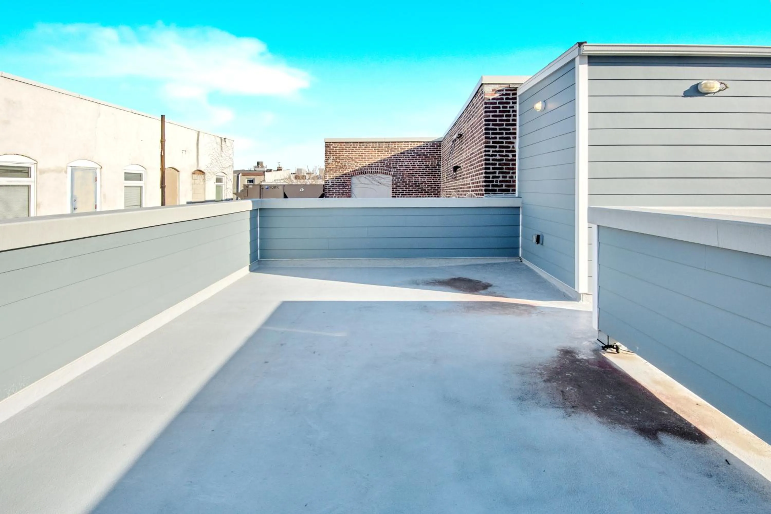 Spacious Oasis - Parking, Private Patio & Roofdeck