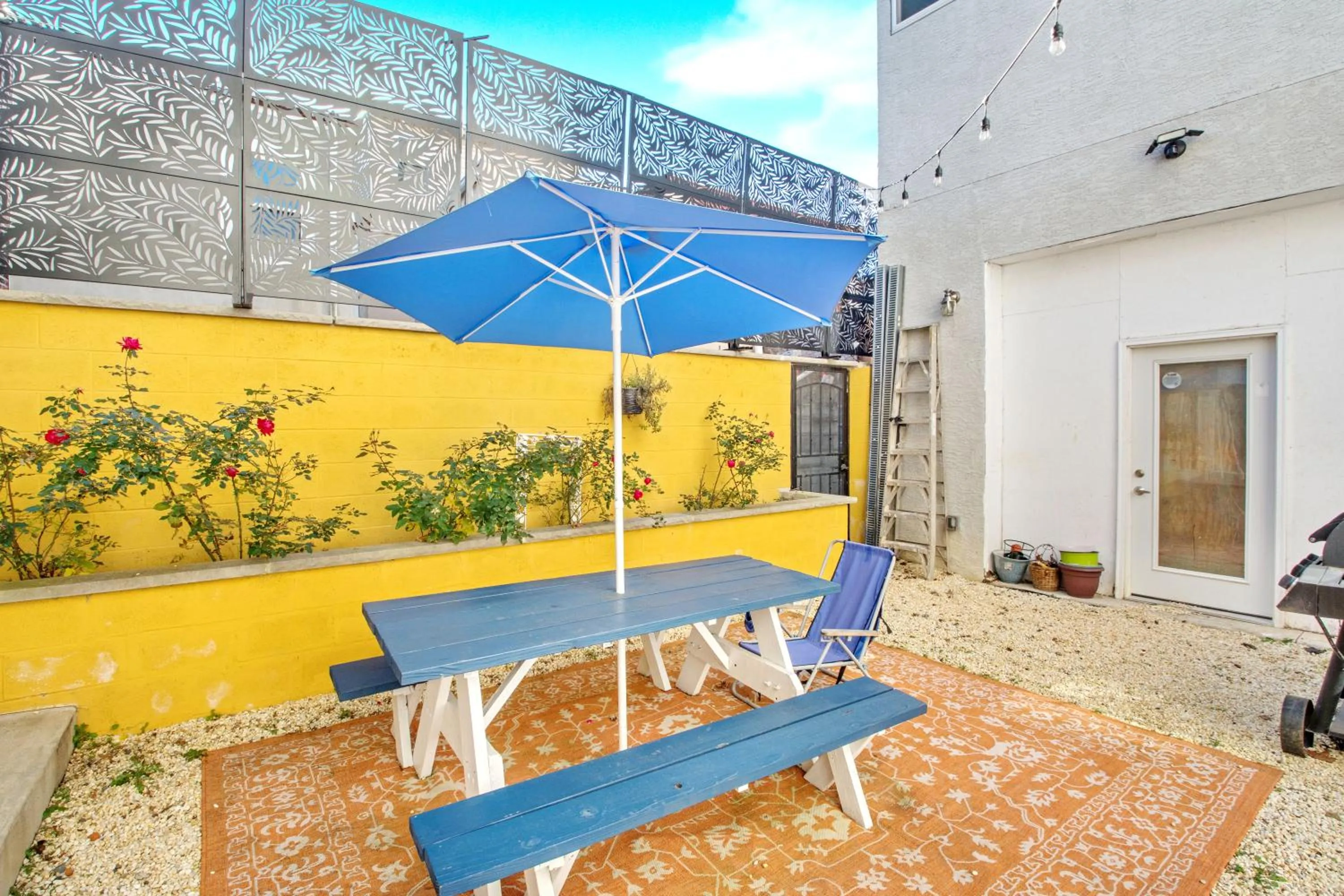 Patio in Spacious Oasis - Parking, Private Patio & Roofdeck