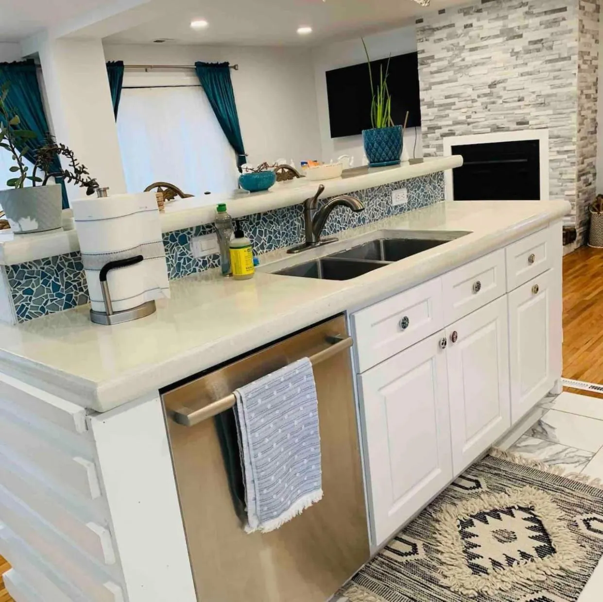 A Regal Retreat- Exclusive Parking, Prime Location