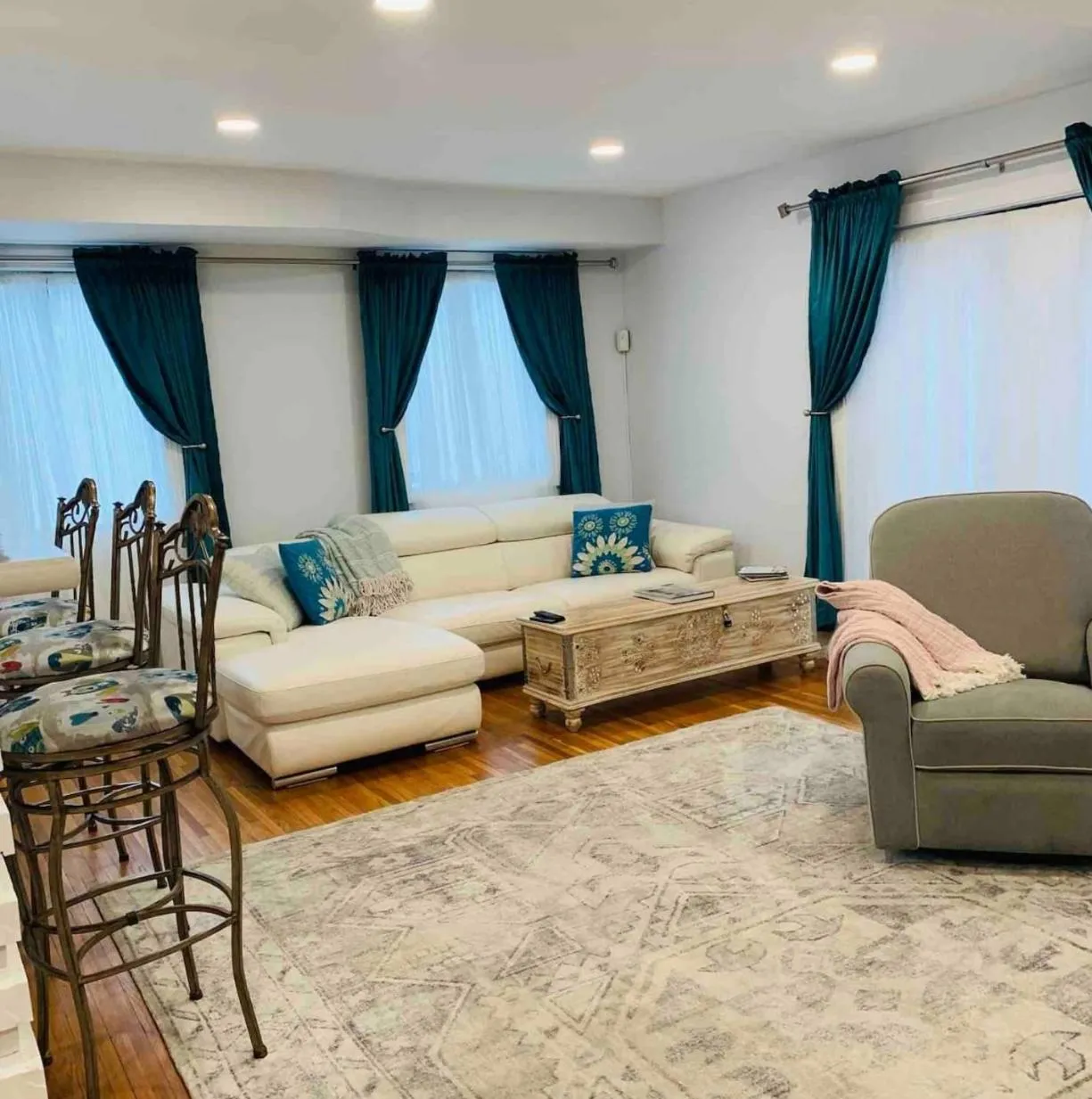 A Regal Retreat- Exclusive Parking, Prime Location