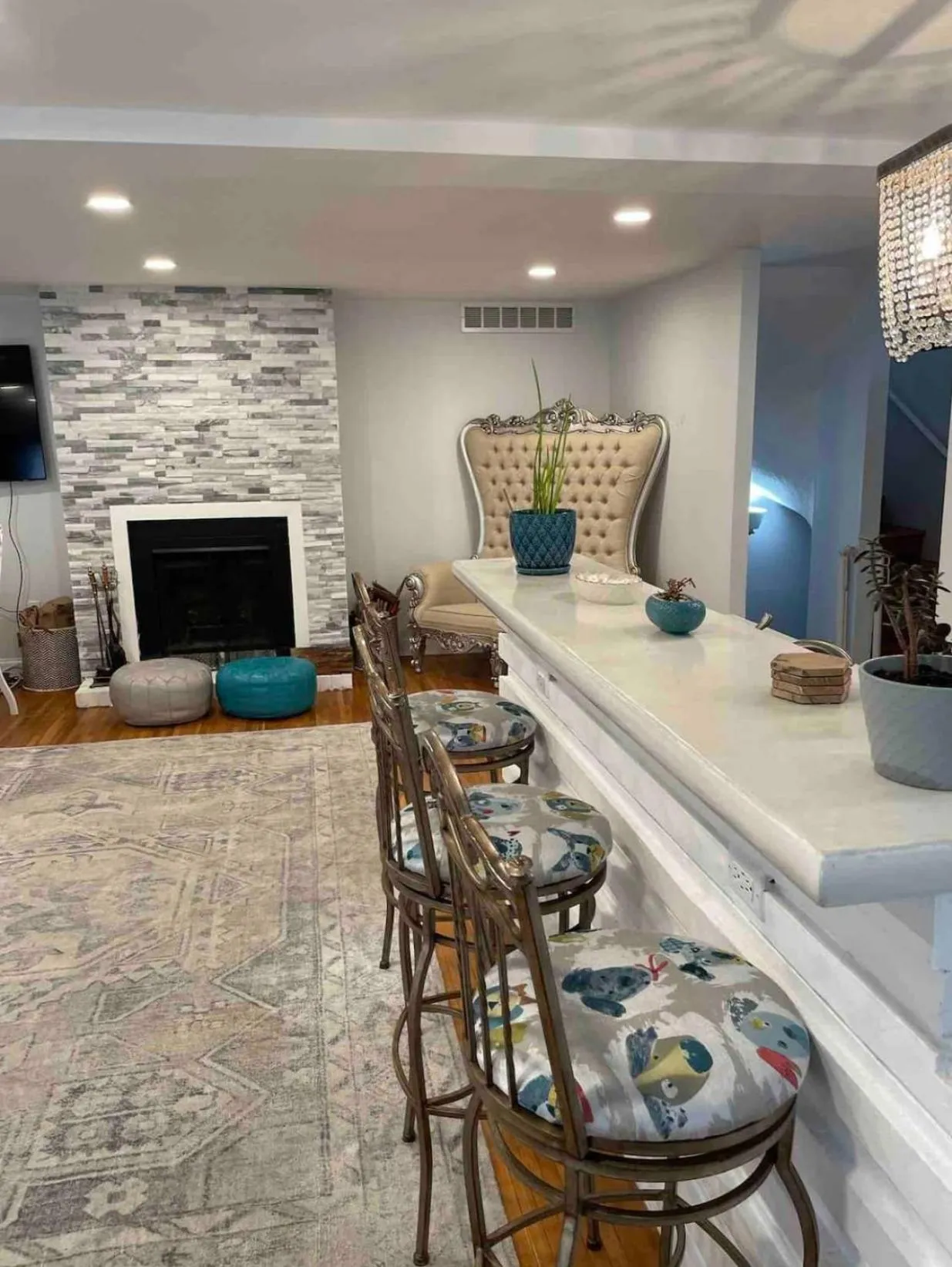 A Regal Retreat- Exclusive Parking, Prime Location