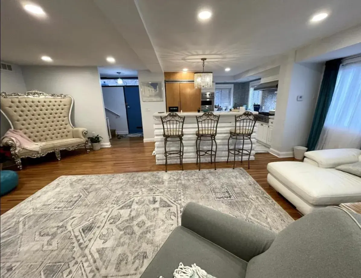 Four-Bedroom House in A Regal Retreat- Exclusive Parking, Prime Location Four-Bedroom House in A Regal Retreat- Exclusive Parking, Prime Location