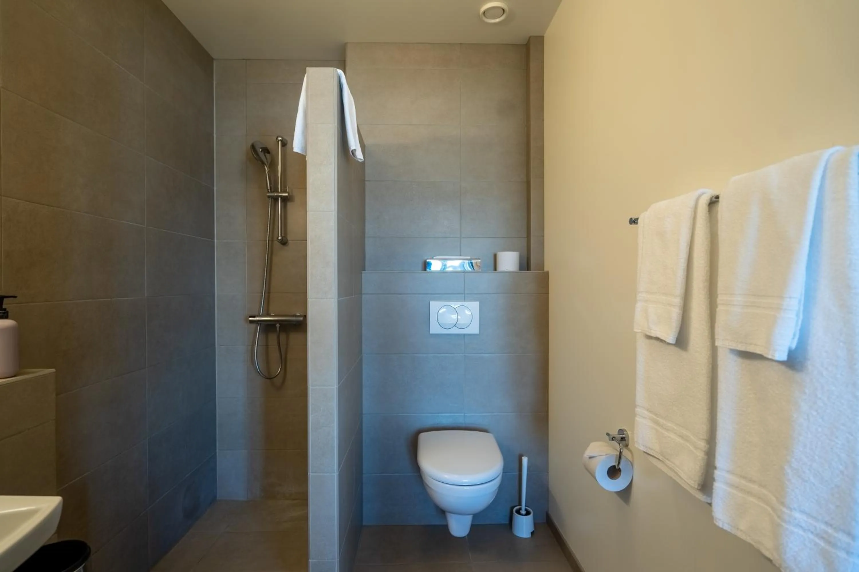 Shower in Gistihúsið - Lake Hotel Egilsstadir