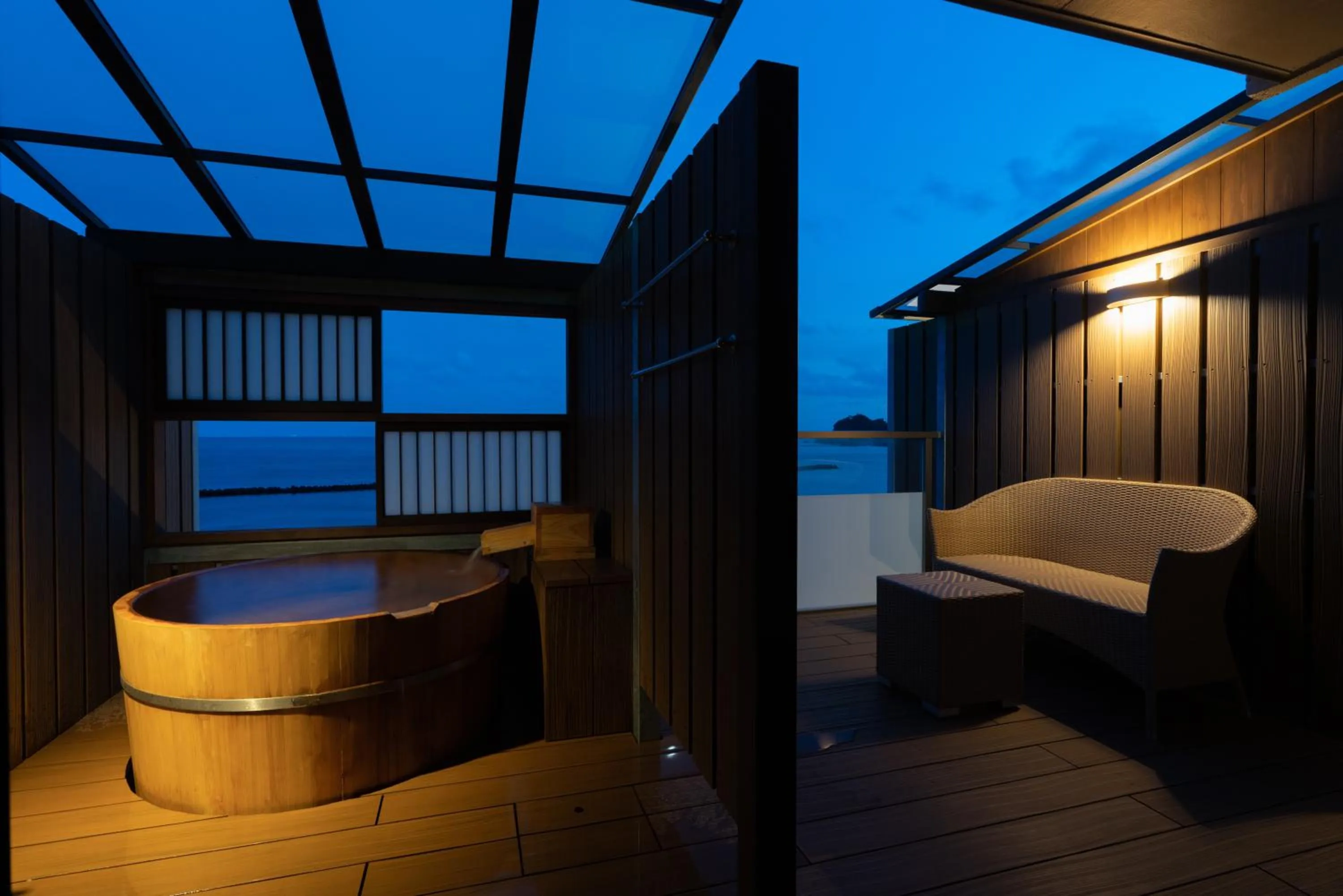 Night in Isoaruki no Yuyado Ushiogumo -6 years or older-