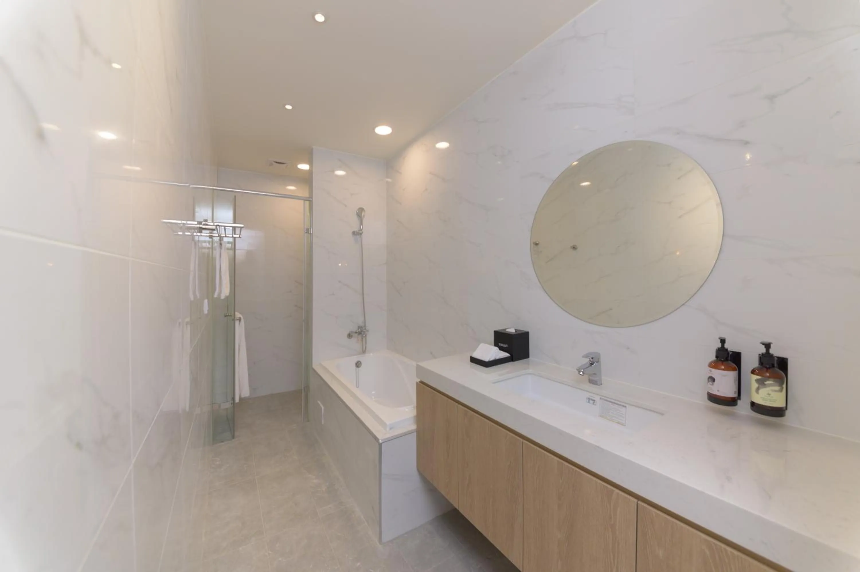 Shower in JANDA Golden Tulip Hotel