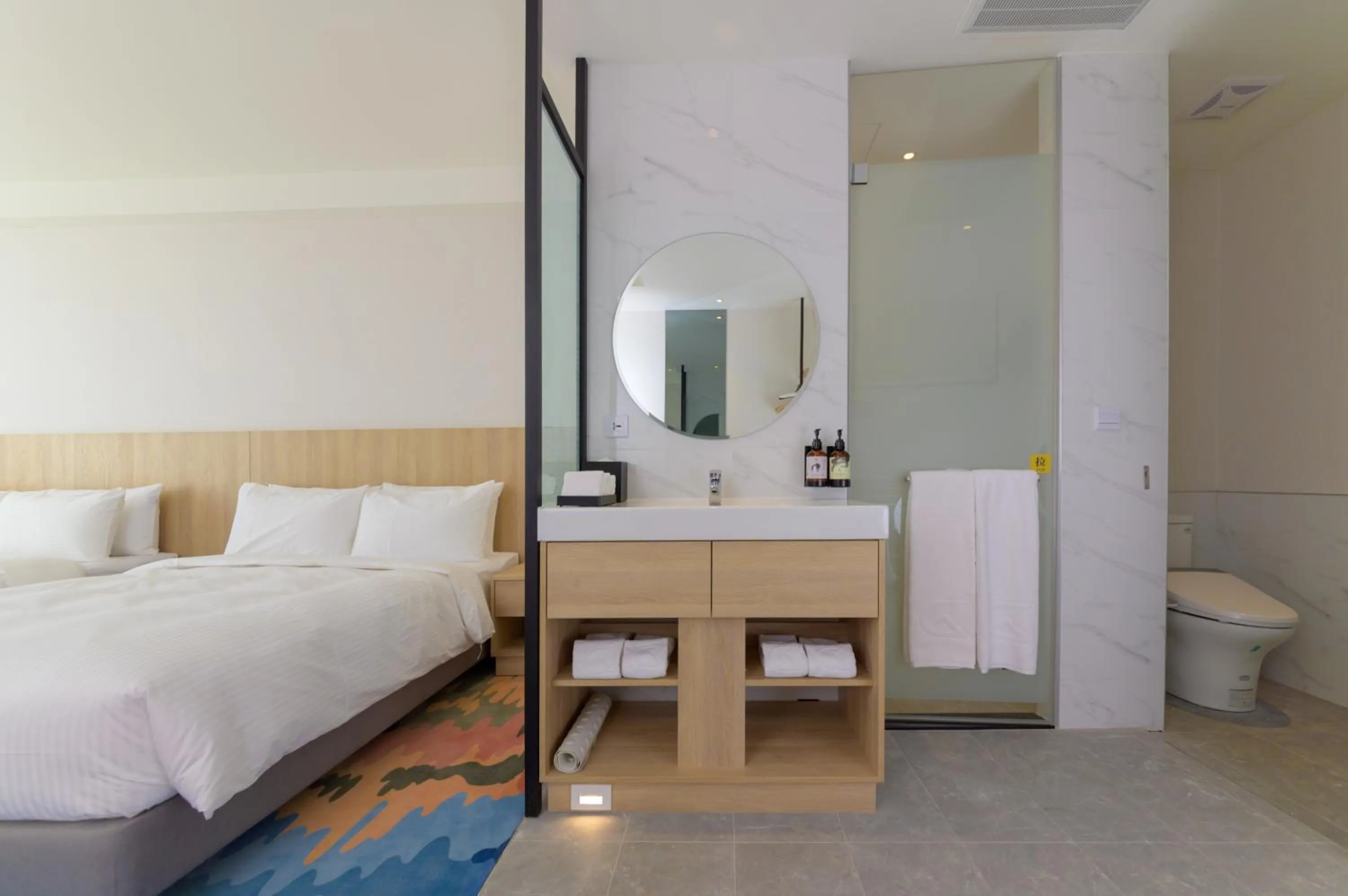 Toilet, Bed in JANDA Golden Tulip Hotel