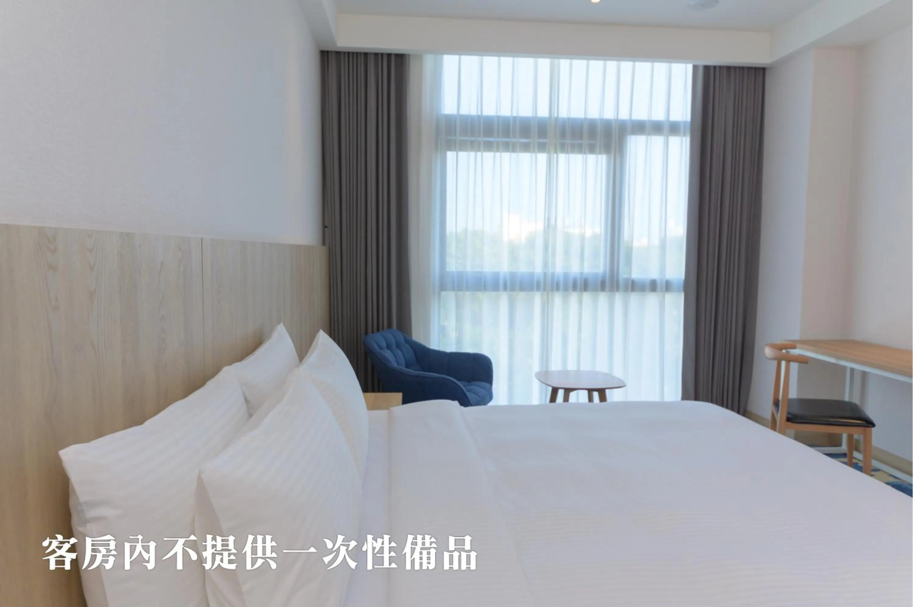 Text overlay, Bed in JANDA Golden Tulip Hotel