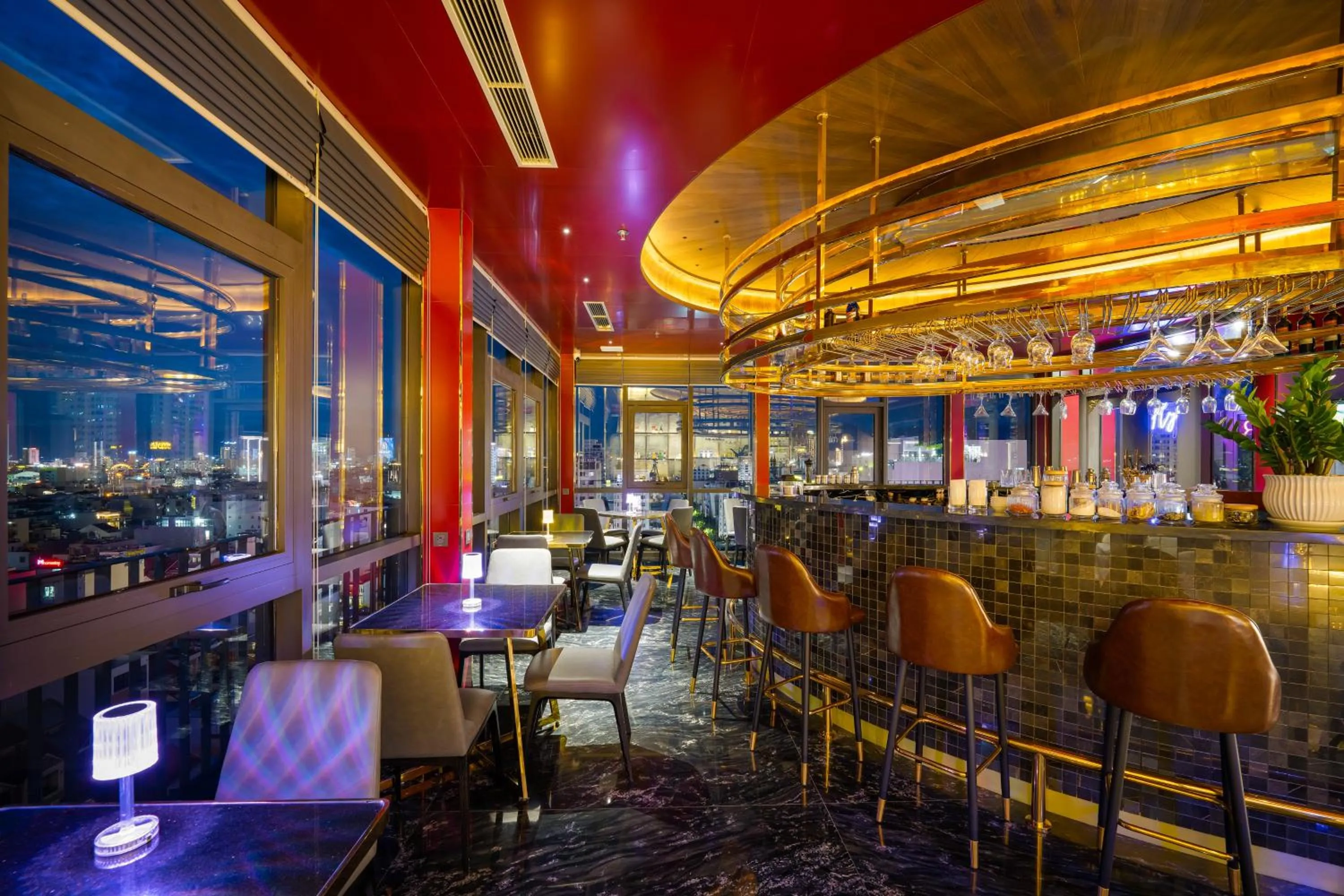 Lounge or bar in Golden Lotus Grand Da Nang - Panoramic Rooftop Bar & Daily Afternoon Tea