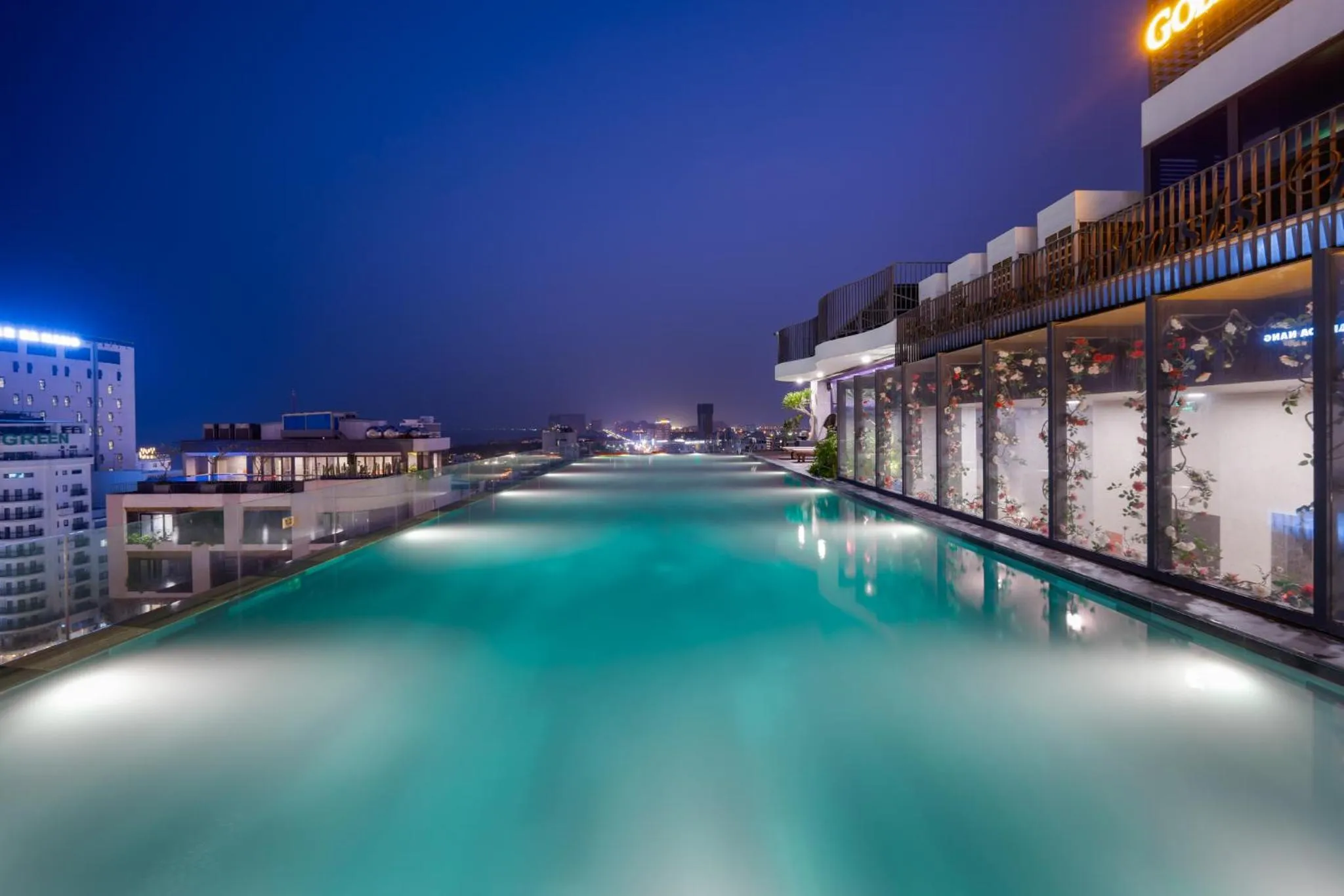 Night in Golden Lotus Grand Da Nang - Panoramic Rooftop Bar & Daily Afternoon Tea