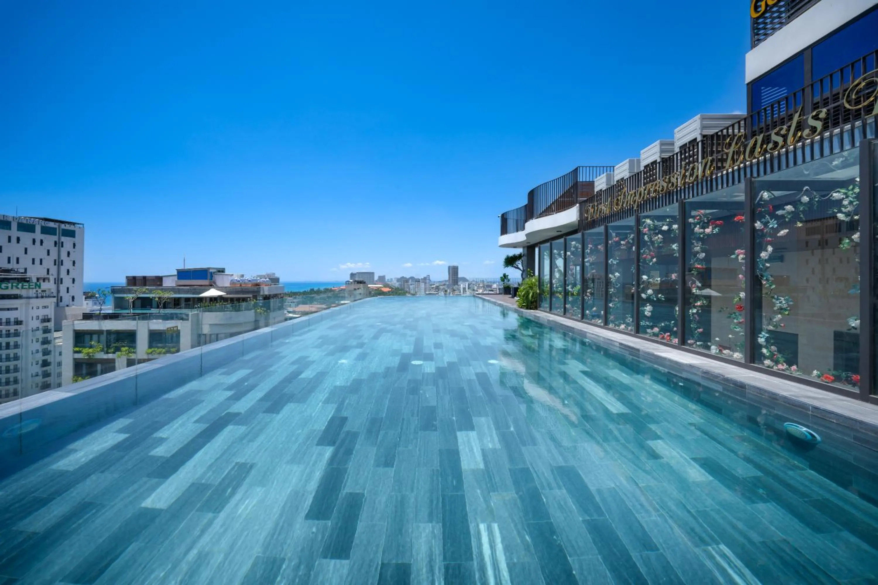 Swimming pool in Golden Lotus Grand Da Nang - Panoramic Rooftop Bar & Daily Afternoon Tea