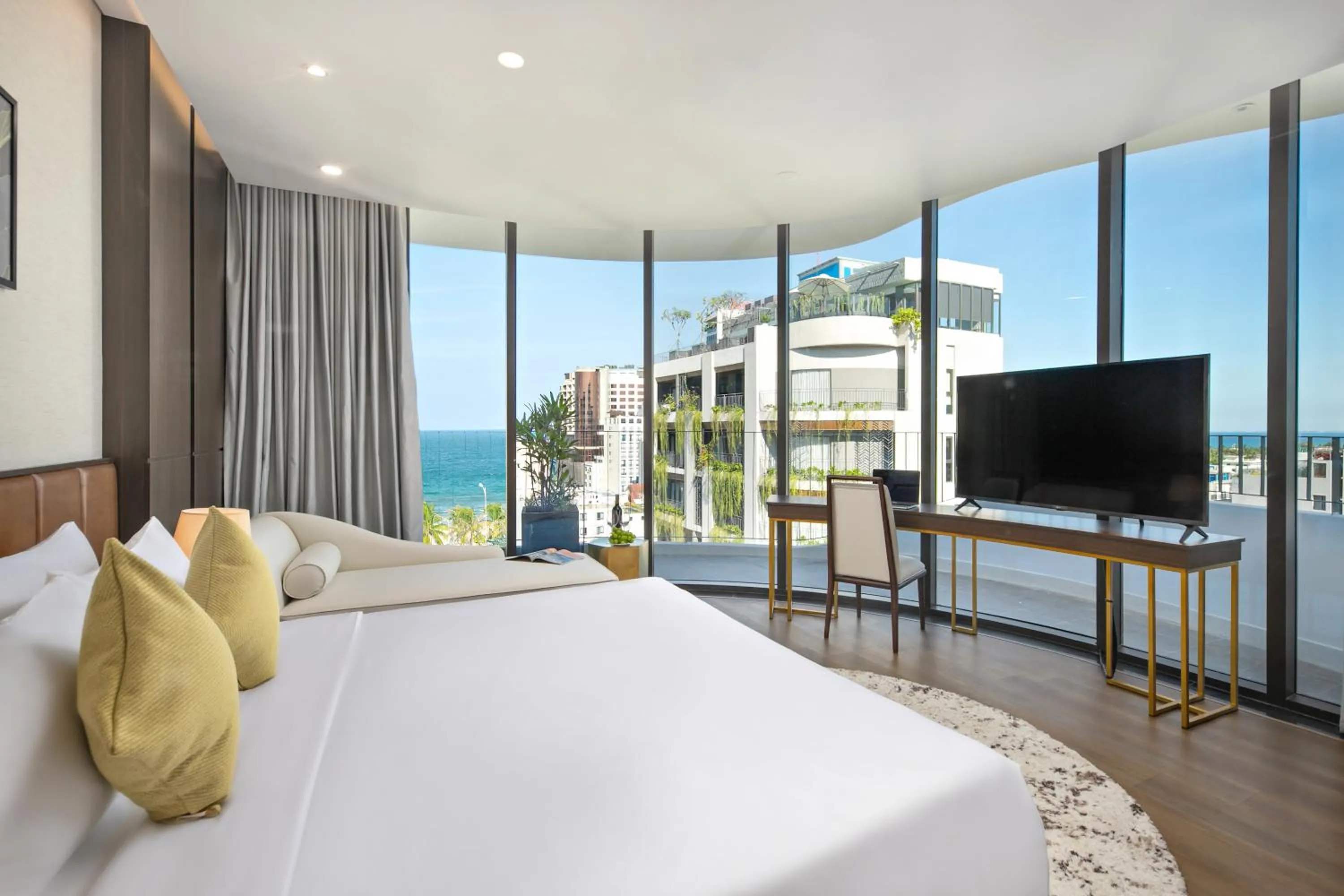 Bed in Golden Lotus Grand Da Nang - Panoramic Rooftop Bar & Daily Afternoon Tea