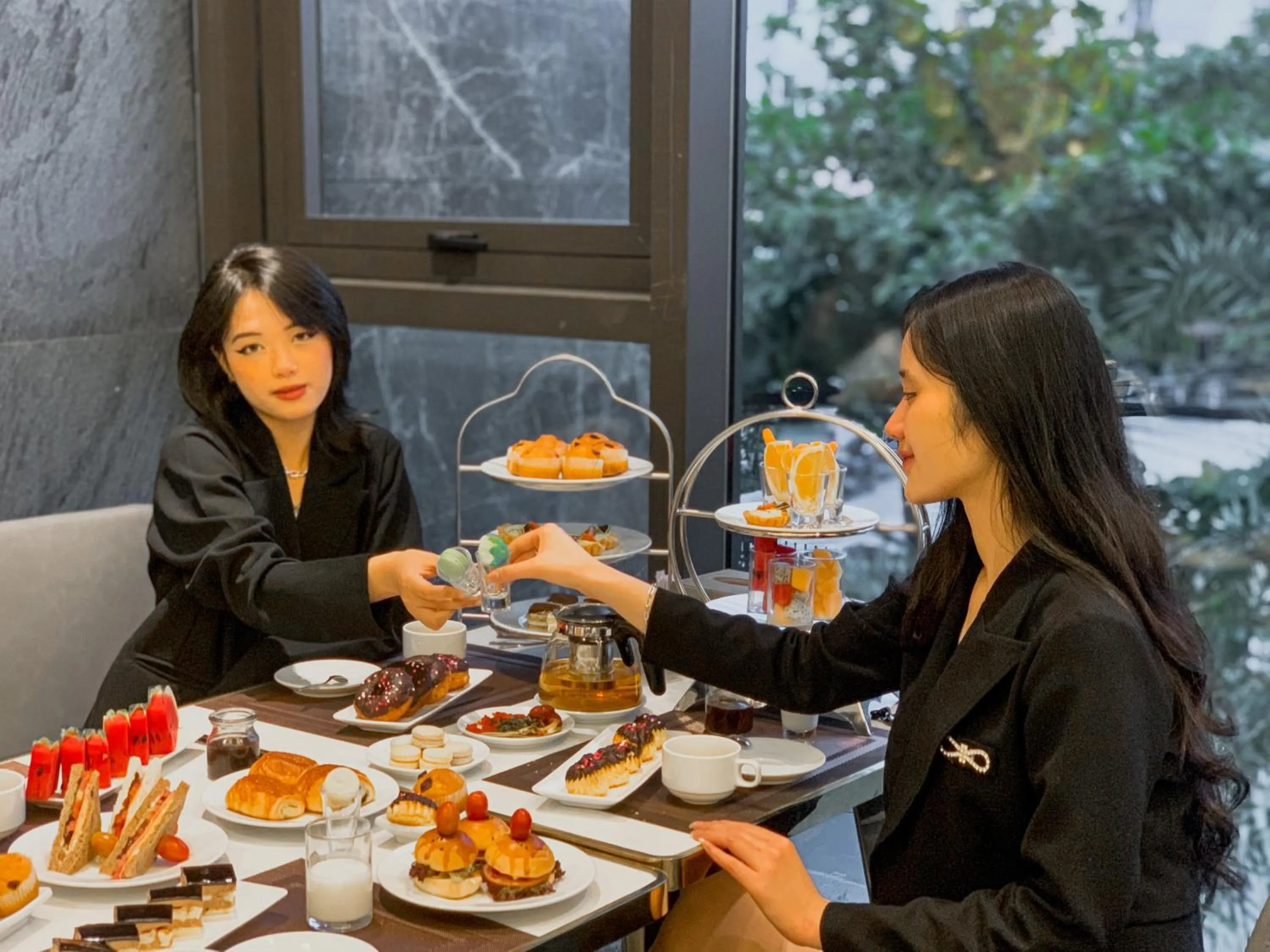 Food and drinks in Golden Lotus Grand Da Nang - Panoramic Rooftop Bar & Daily Afternoon Tea