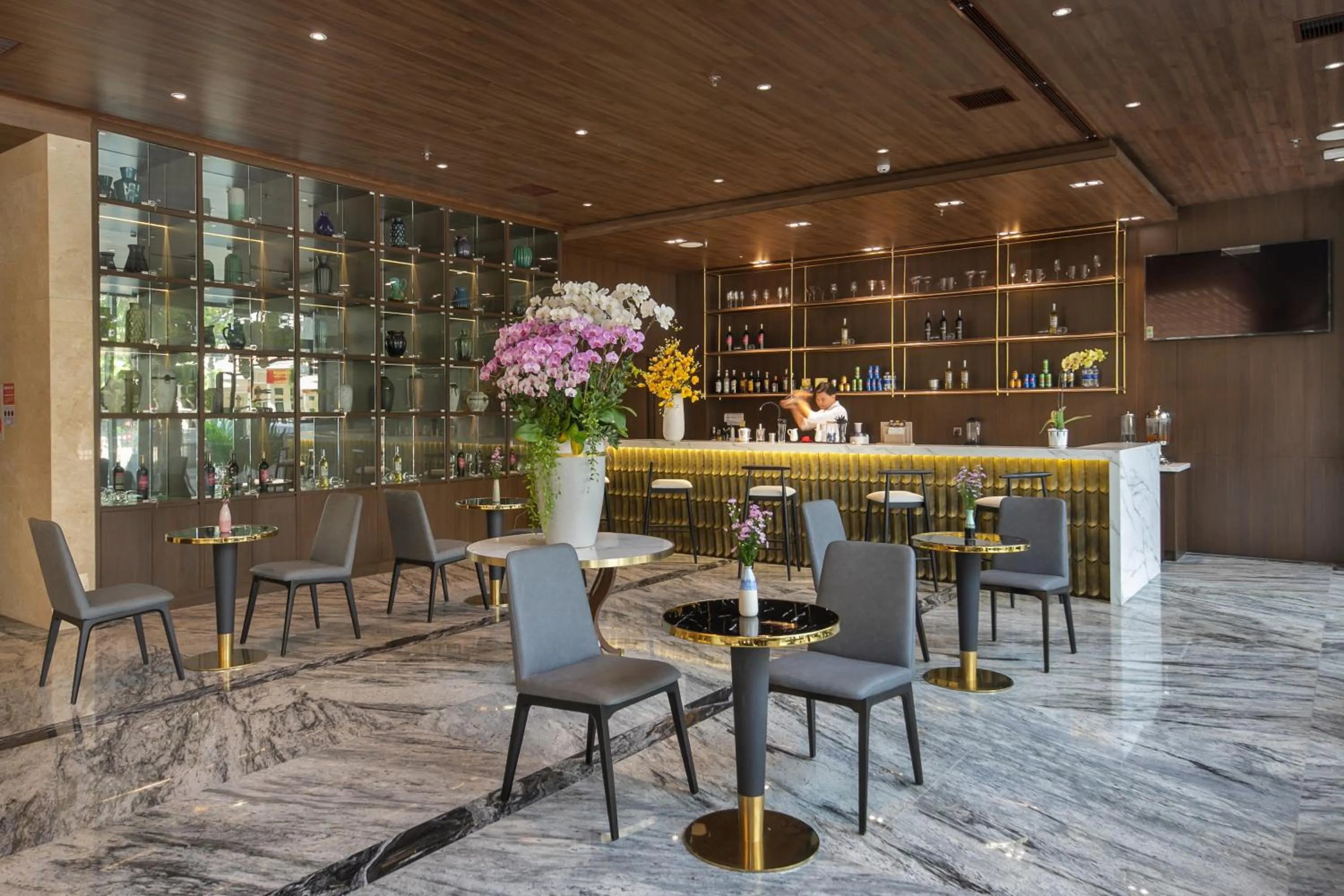 Lounge or bar in Golden Lotus Grand Da Nang - Panoramic Rooftop Bar & Daily Afternoon Tea