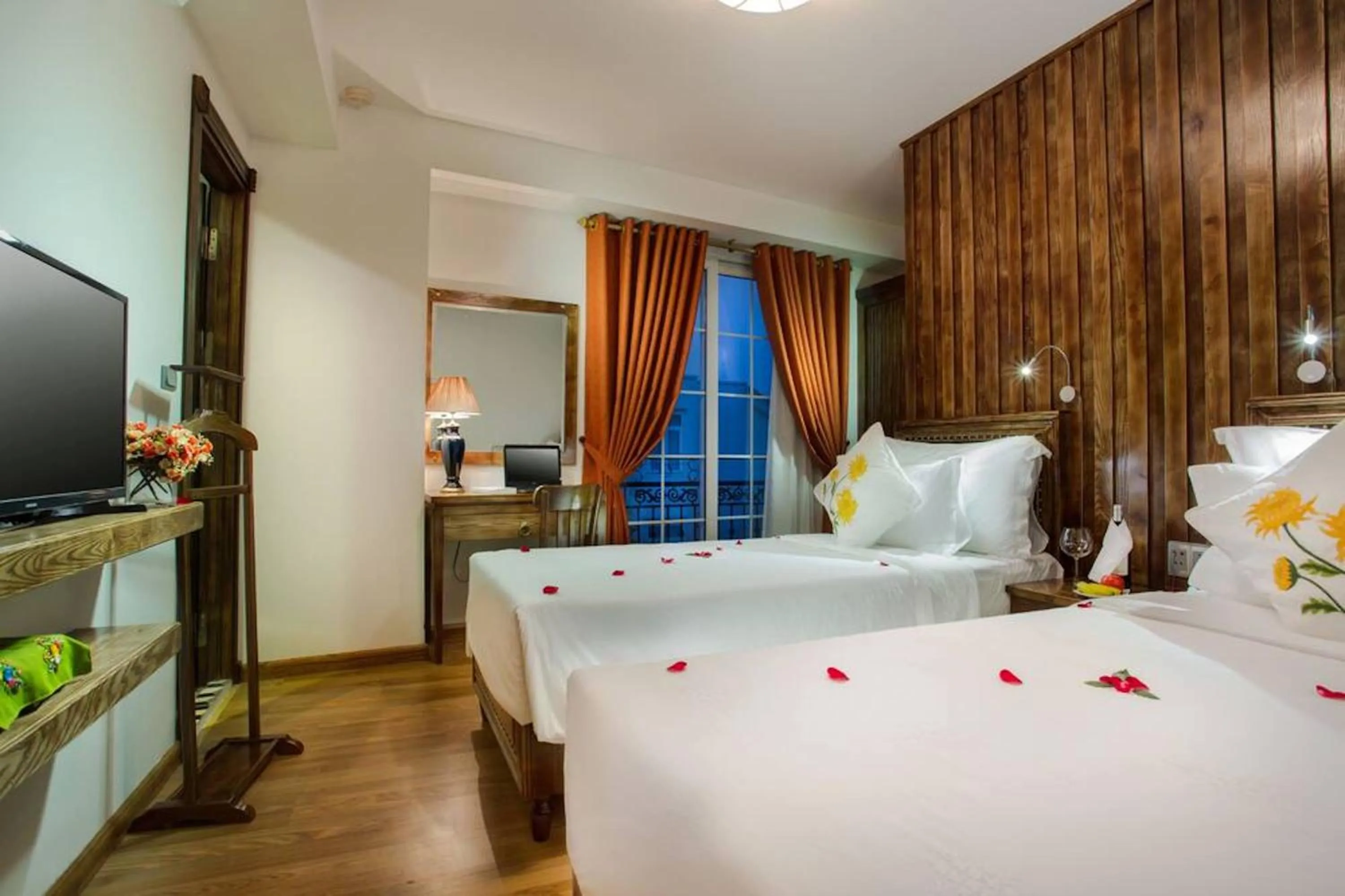 Bed in Free Airport Service Deals w Singita Classy Boutique Hotel & Travel
