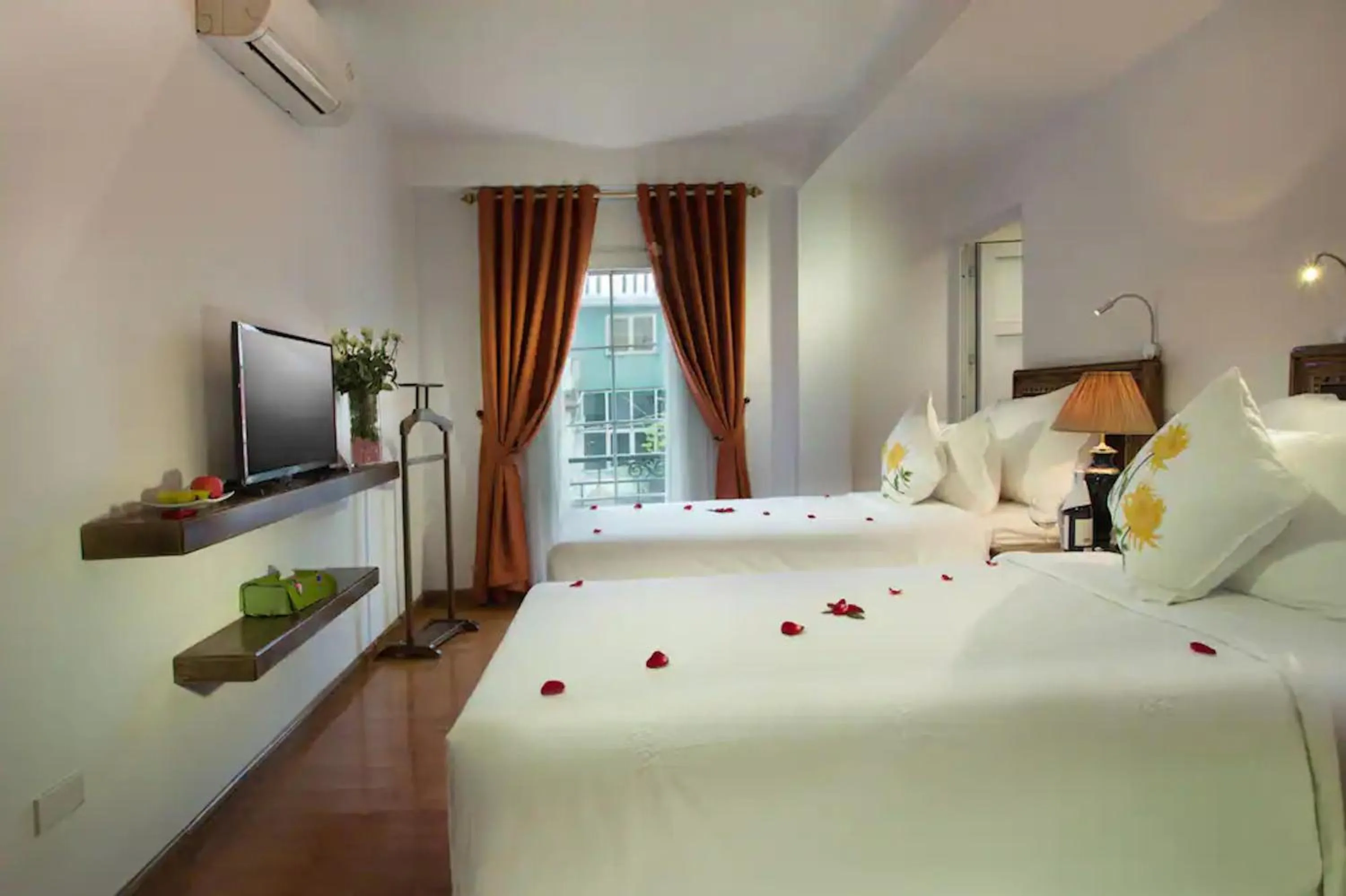 View (from property/room), Bed in Free Airport Service Deals w Singita Classy Boutique Hotel & Travel