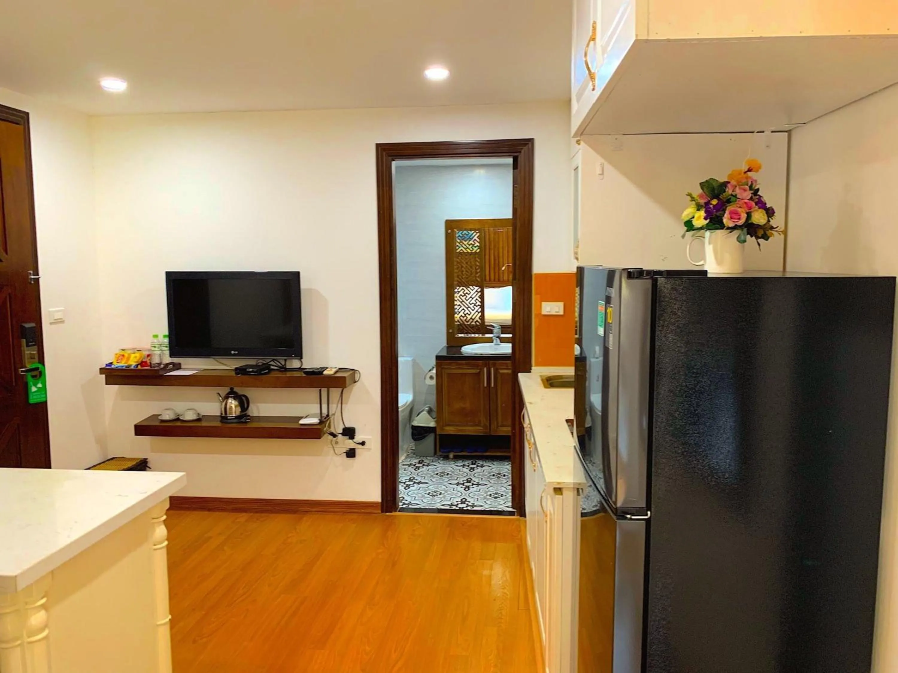 TV and multimedia in Free Airport Service Deals w Singita Classy Boutique Hotel & Travel