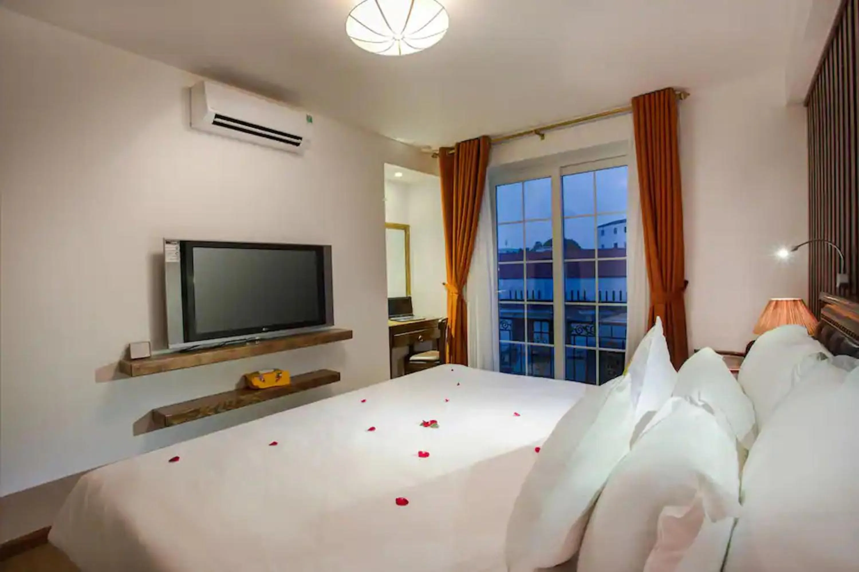 Bed in Free Airport Service Deals w Singita Classy Boutique Hotel & Travel