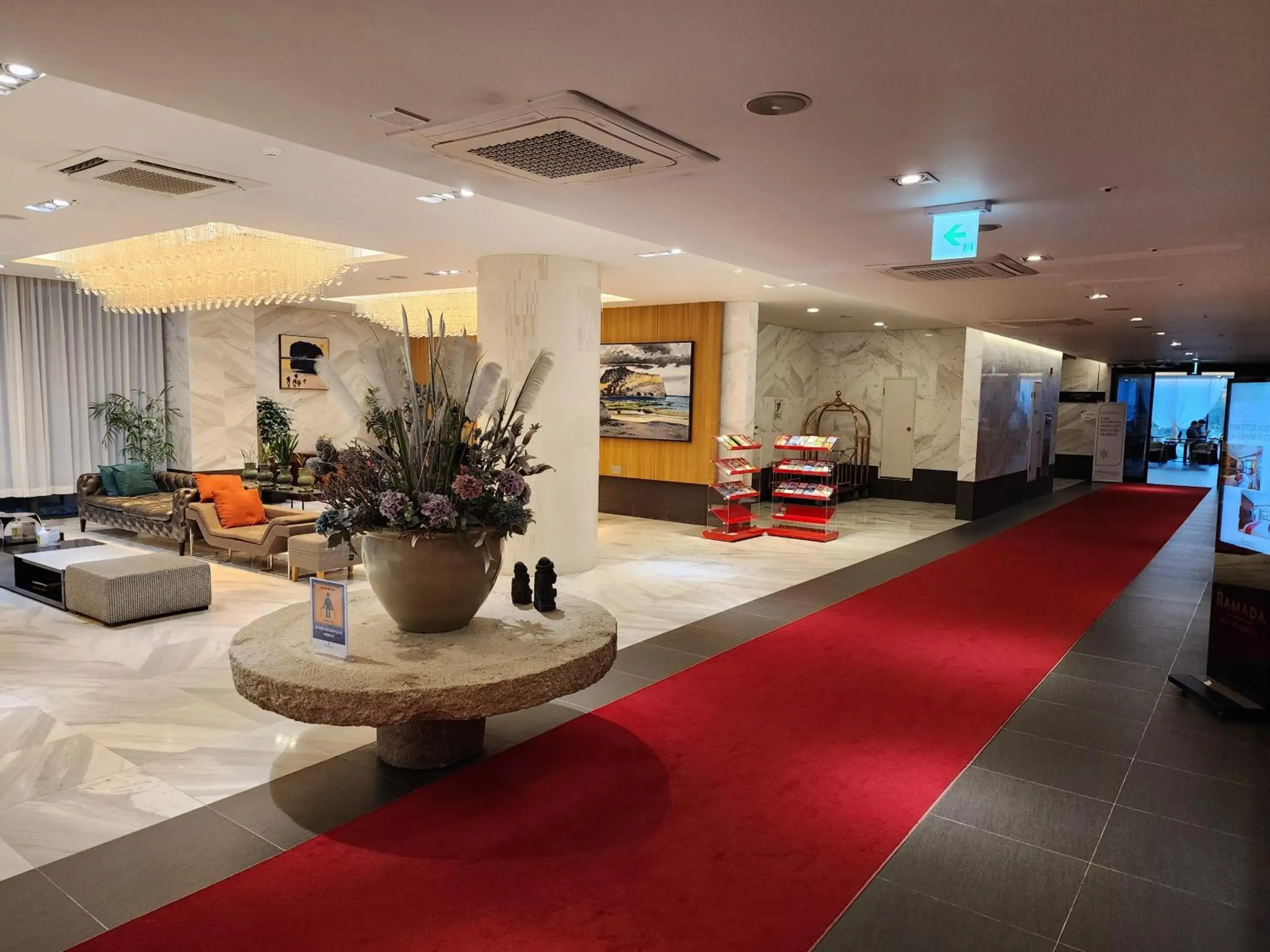 Lobby or reception in Ramada by Wyndham Jeju Hamdeok Lobby or reception in Ramada by Wyndham Jeju Hamdeok