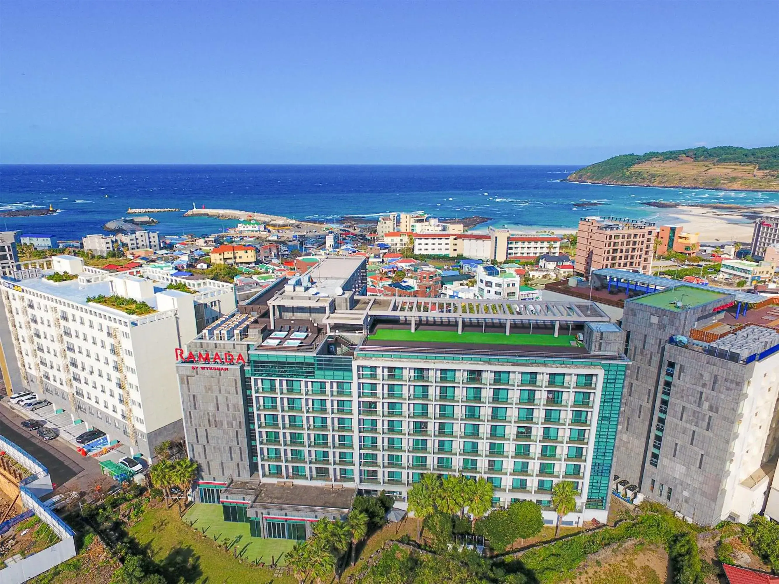 Property building in Ramada by Wyndham Jeju Hamdeok Property building in Ramada by Wyndham Jeju Hamdeok