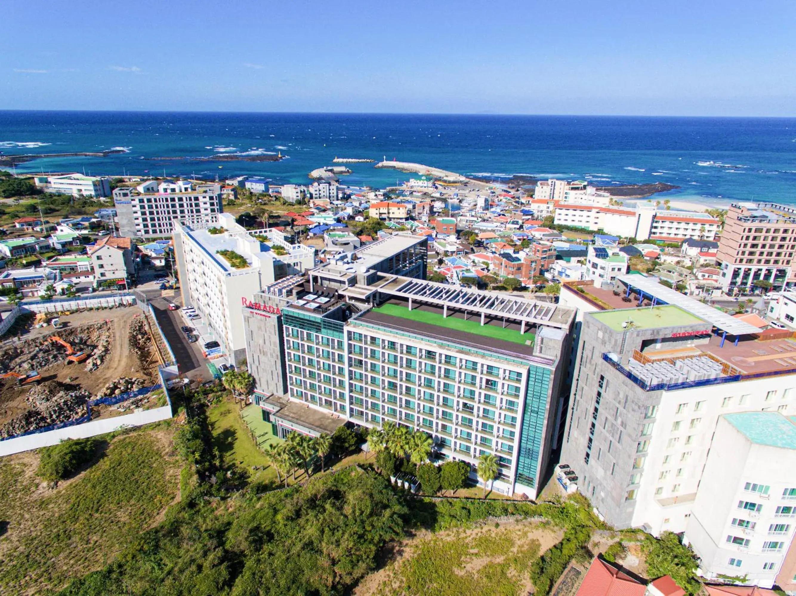 Property building in Ramada by Wyndham Jeju Hamdeok Property building in Ramada by Wyndham Jeju Hamdeok