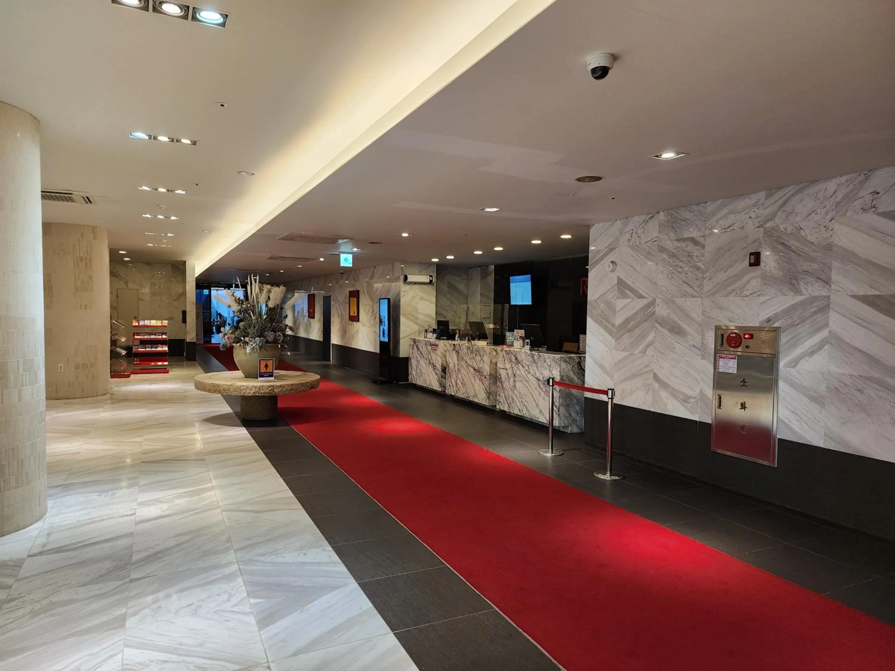 Lobby or reception in Ramada by Wyndham Jeju Hamdeok