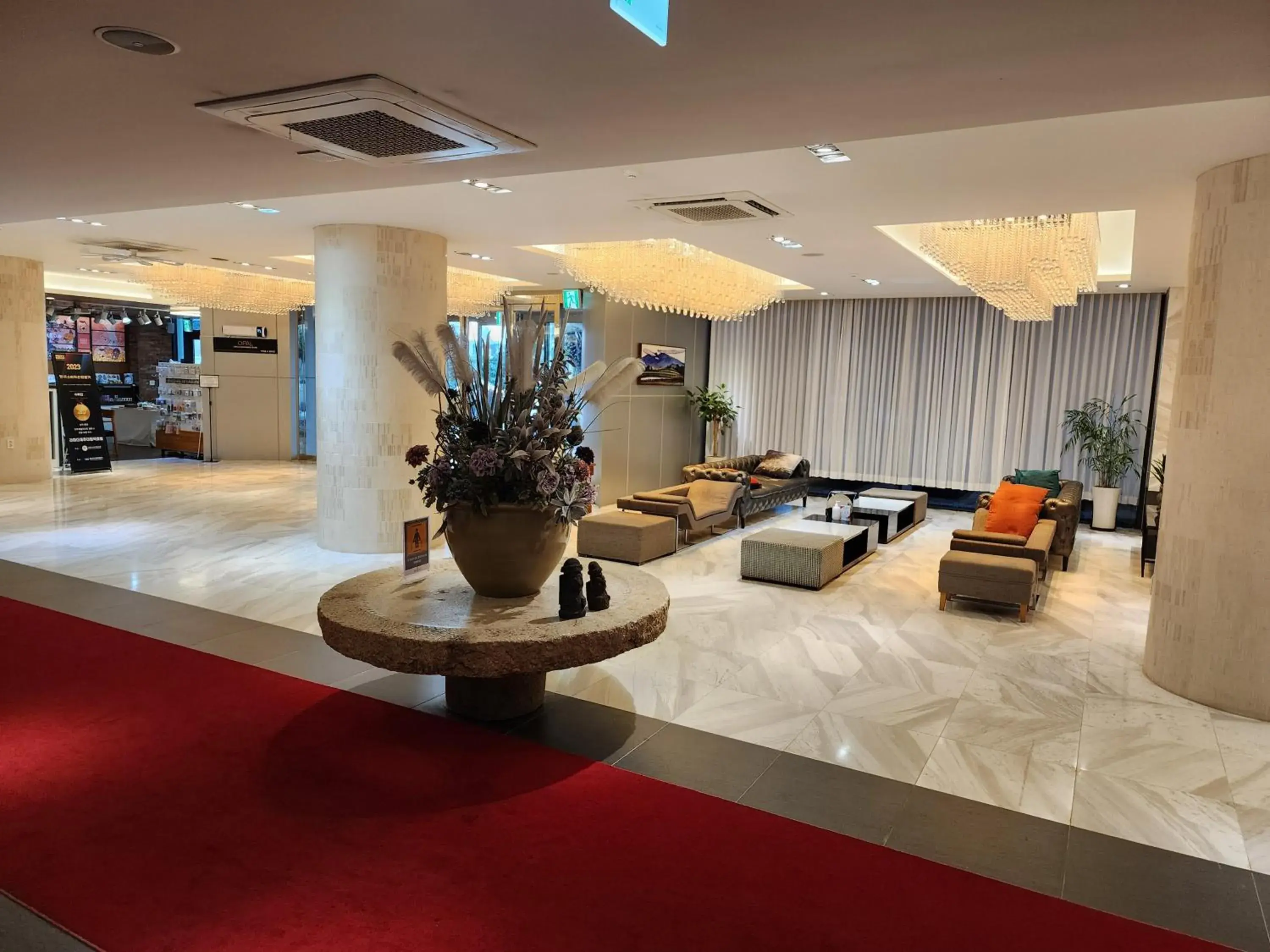Lobby or reception in Ramada by Wyndham Jeju Hamdeok Lobby or reception in Ramada by Wyndham Jeju Hamdeok